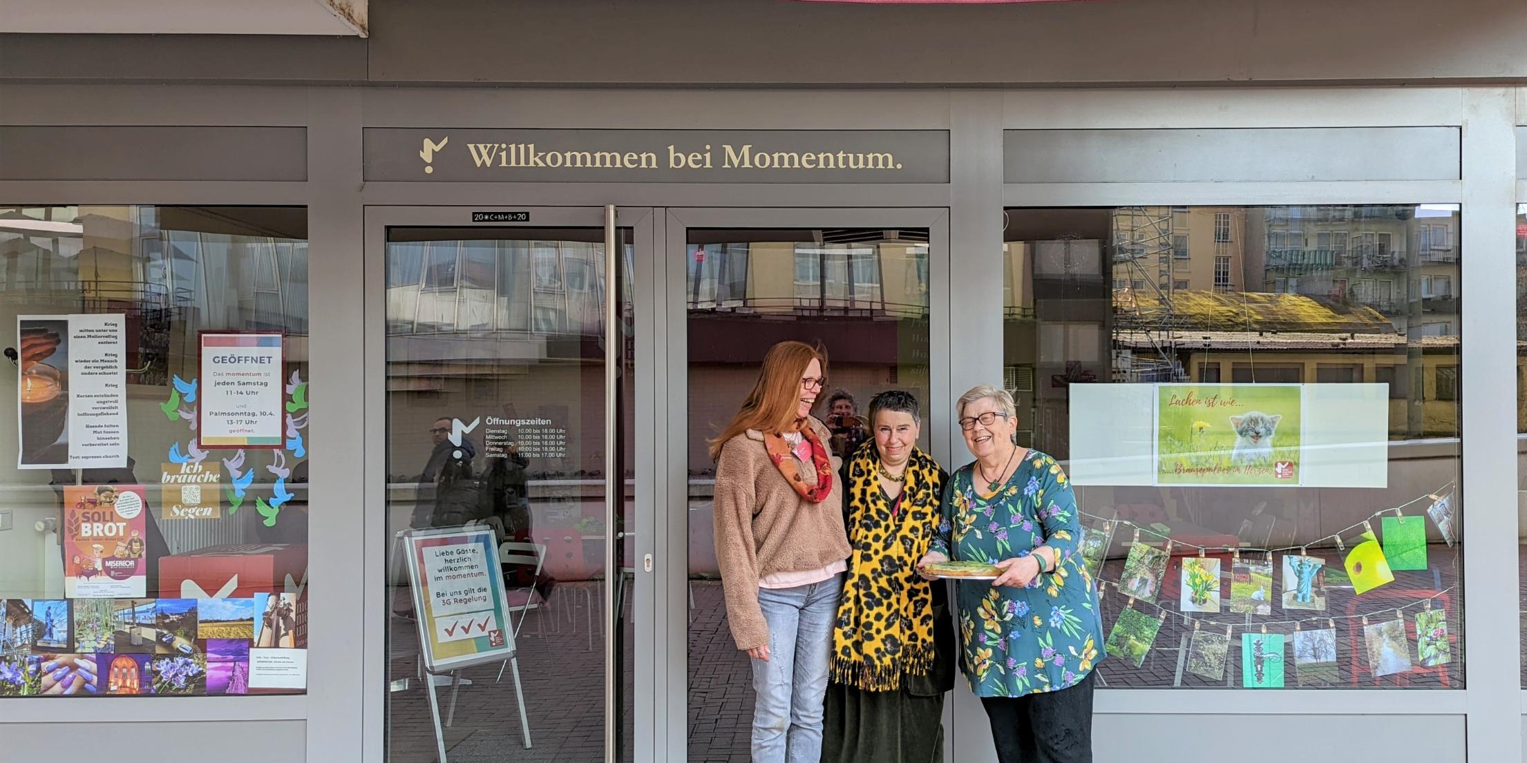 Grün wie ... Kiwitorte! Catherine Biehl, Traudel Reuss-Trupp und Rita Maey (von links) hießen die Gäste am dritten Aktionssamstag mit Kiwitorte im Momentum willkommen. Foto: Anja Kernig