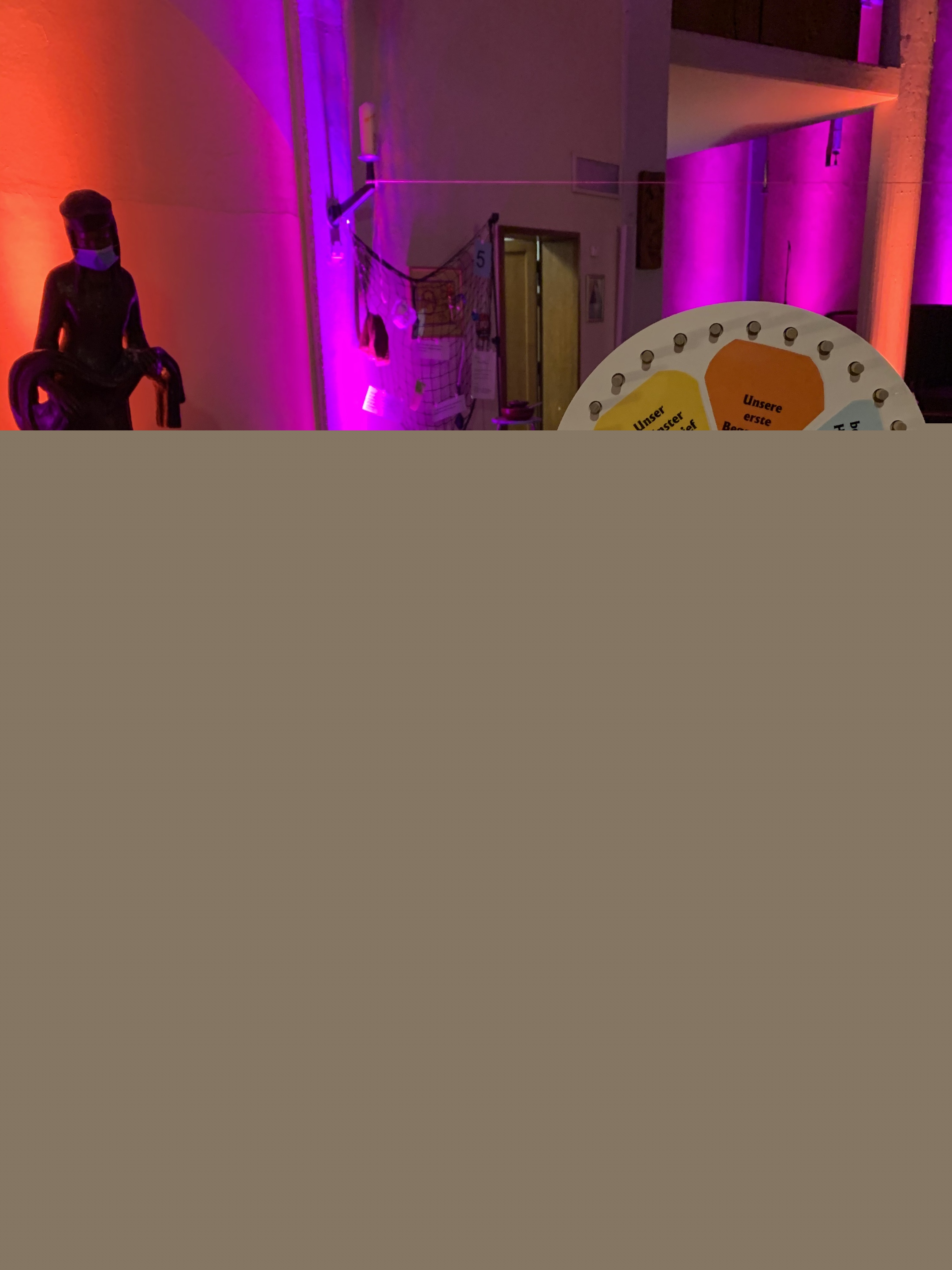 Die Paare können am Glücksrad drehen und Fragen wie 'Unser erster Kuss' oder 'Unser schlimmster Streit' beantworten. Foto: uk