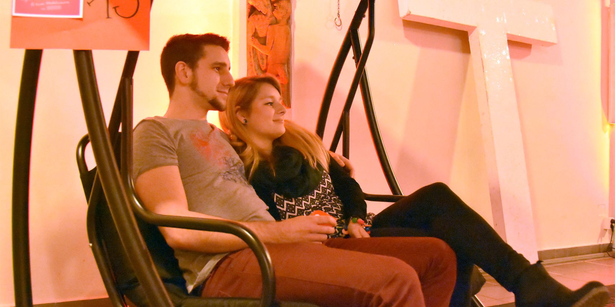 Sarah und Johannes in der Hollywoodschaukel. Das Pärchen hat am Valentinstag den P(a)arcours in eli.ja durchlaufen.