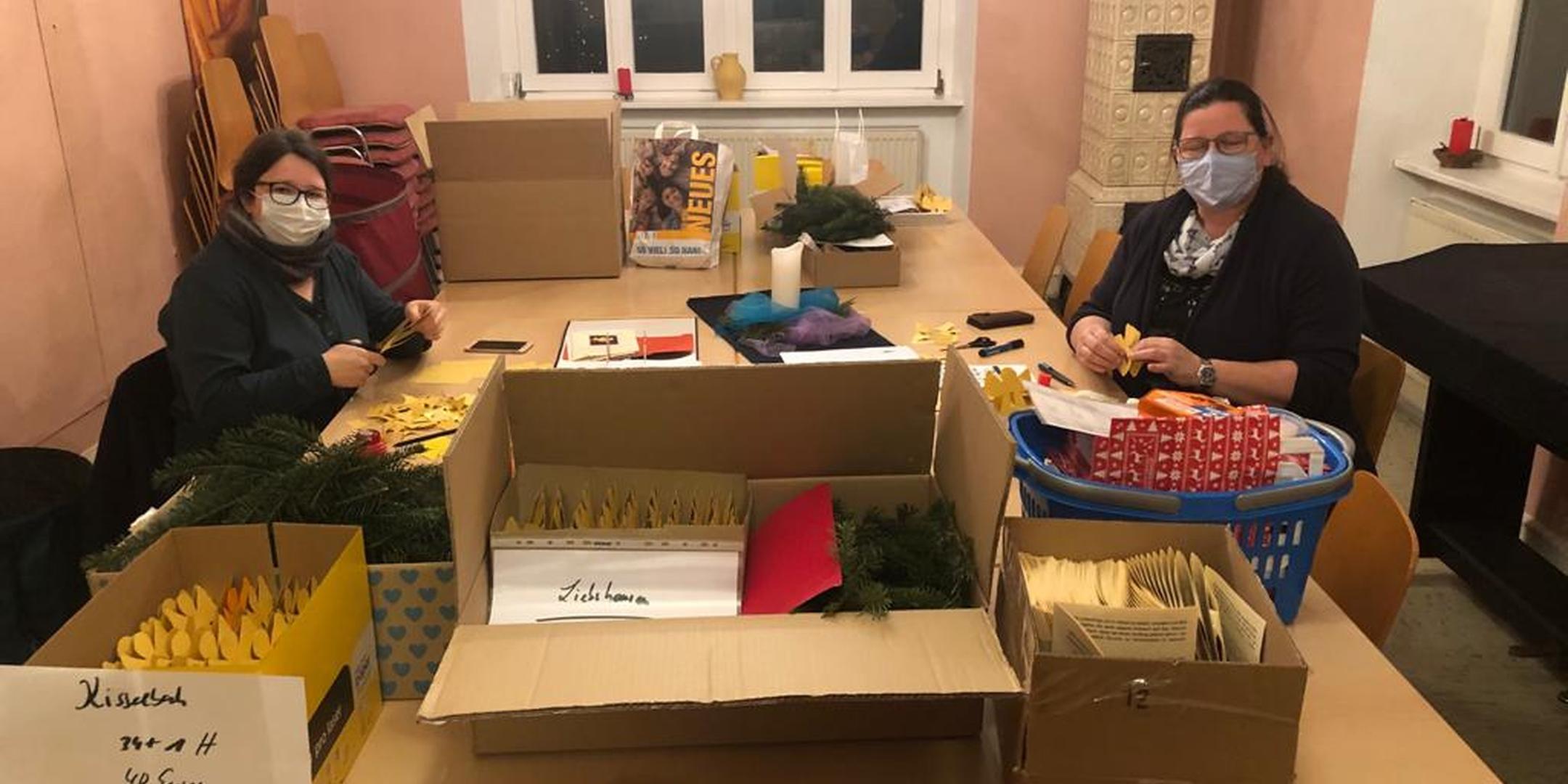 Gemeindereferentin Daria Thoi (links) und Sabine Pira bei der Planung der Packaktion. Fotos: Markus Koch