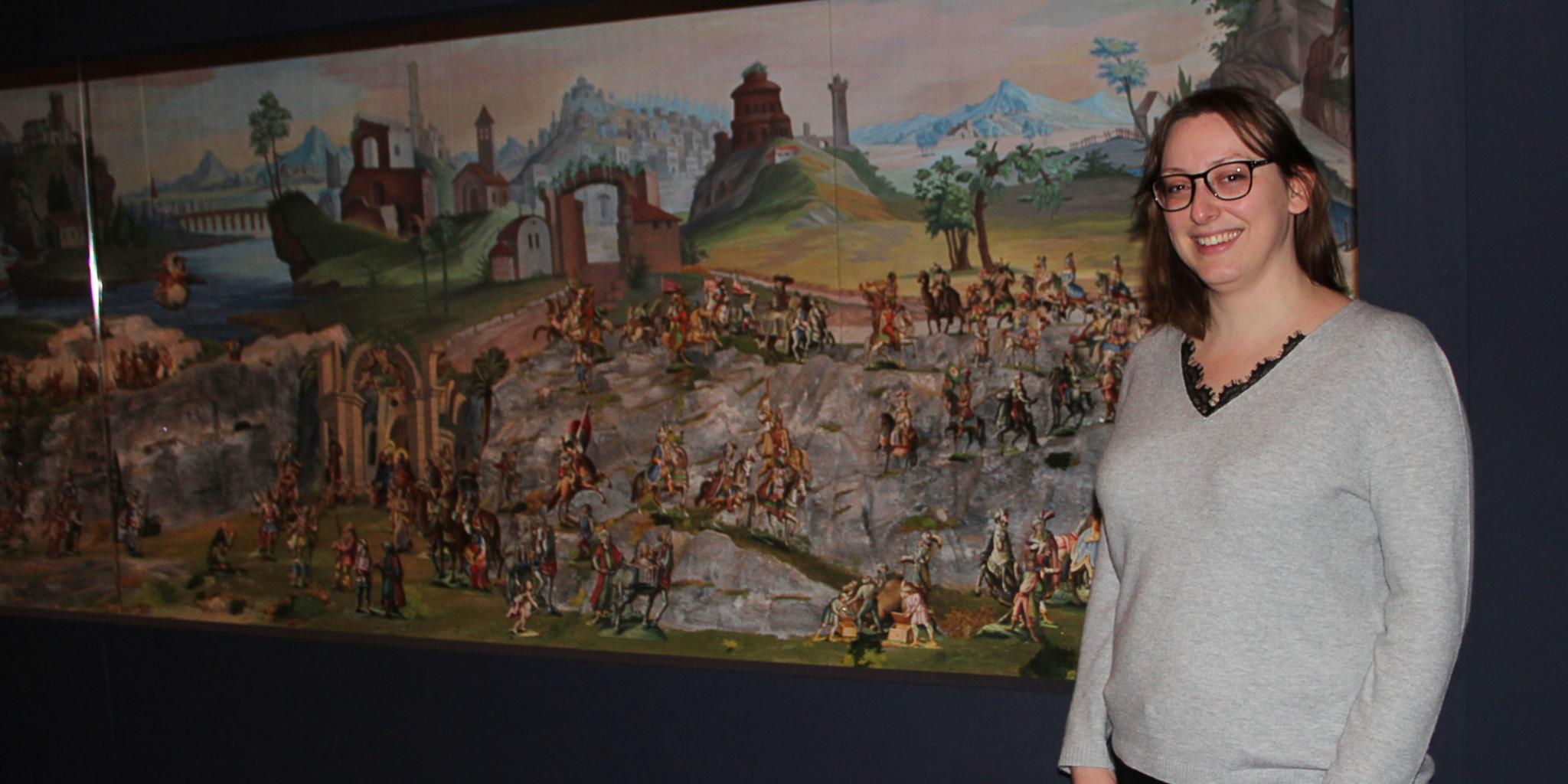 Die Kuratorin der Ausstellung Kirstin Mannhardt vor der Hallerschen Papierkrippe.
