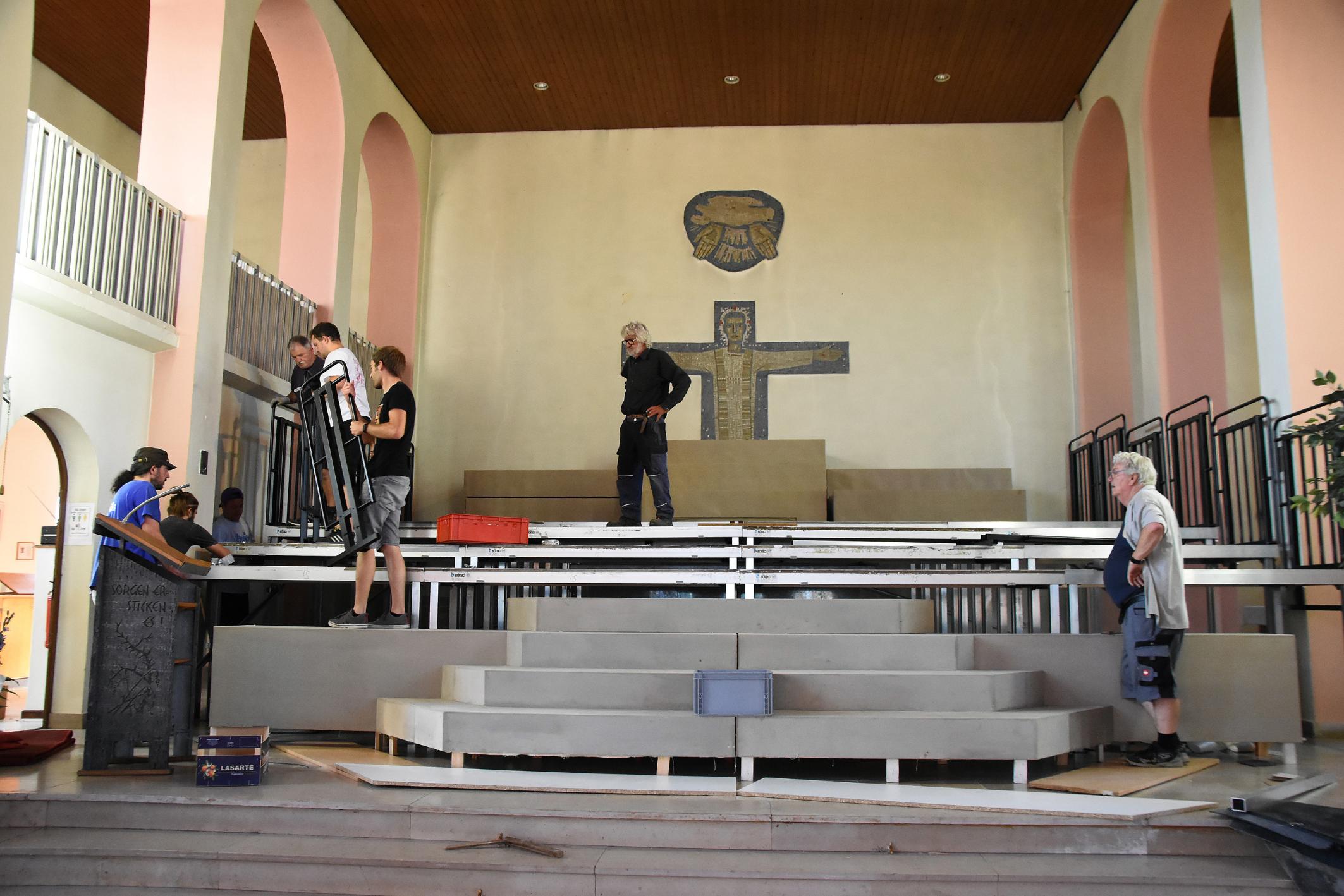 Aufbauarbeiten in der Pfarrkirche St. Josef in Sitterswald. Der komplette Chorraum samt Altar wird überbaut und so zur Spielfläche umgestaltet. Foto: Hans-Georg Schneider