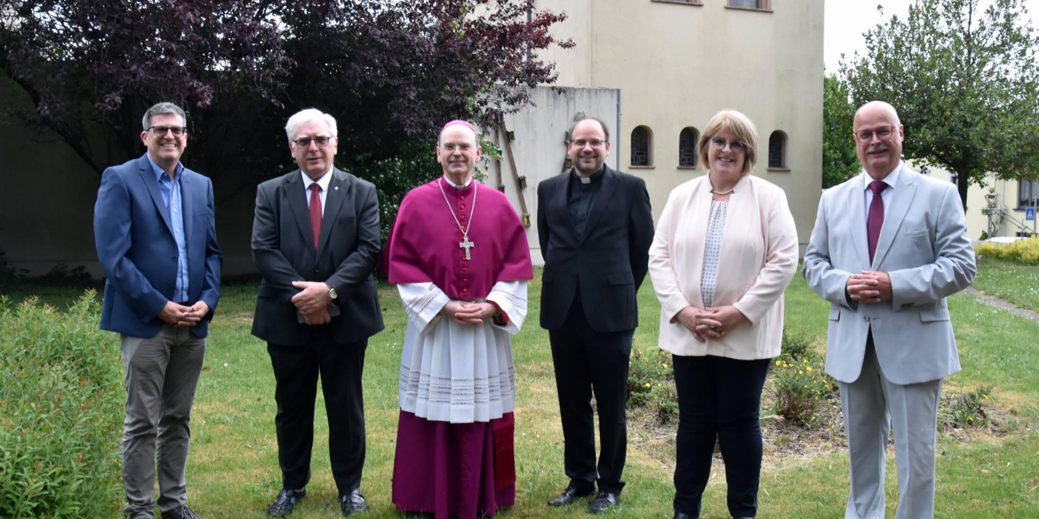 Der frühere Dekanatsreferent Rainer Stuhlträger, der frühere Dechant Hans-Jürgen Bier, Weihbischof Robert Brahm, Dekan Pastor Axel Feldmann, Tanja Buchheit-Thewes und Hans Albert Dörr (von links) vor der Jugendkirche MIA. Foto: Ute Kirch/Bistum Trier