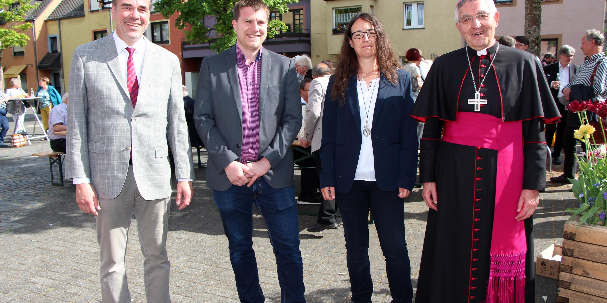 Weihbischof Franz-Josef Gebert (rechts) stellte bei der Startveranstaltung in Hillesheim das Leitungsteam des Pastoralen Raums Adenau-Gerolstein vor: (von links) Dr. Rainer Justen, Philipp Hein, Carmen Perling (Foto: Brigitte Bettscheider)
