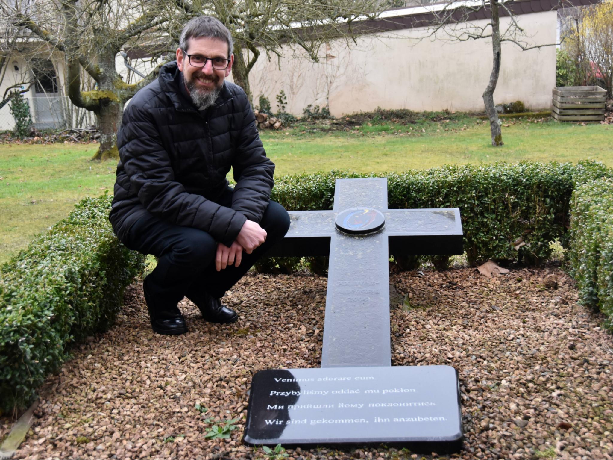 Pastor Hans-Georg Müller vor dem Partnerschaftskreuz vor der Kirche St. Josef in Elm. Foto: Ute Kirch