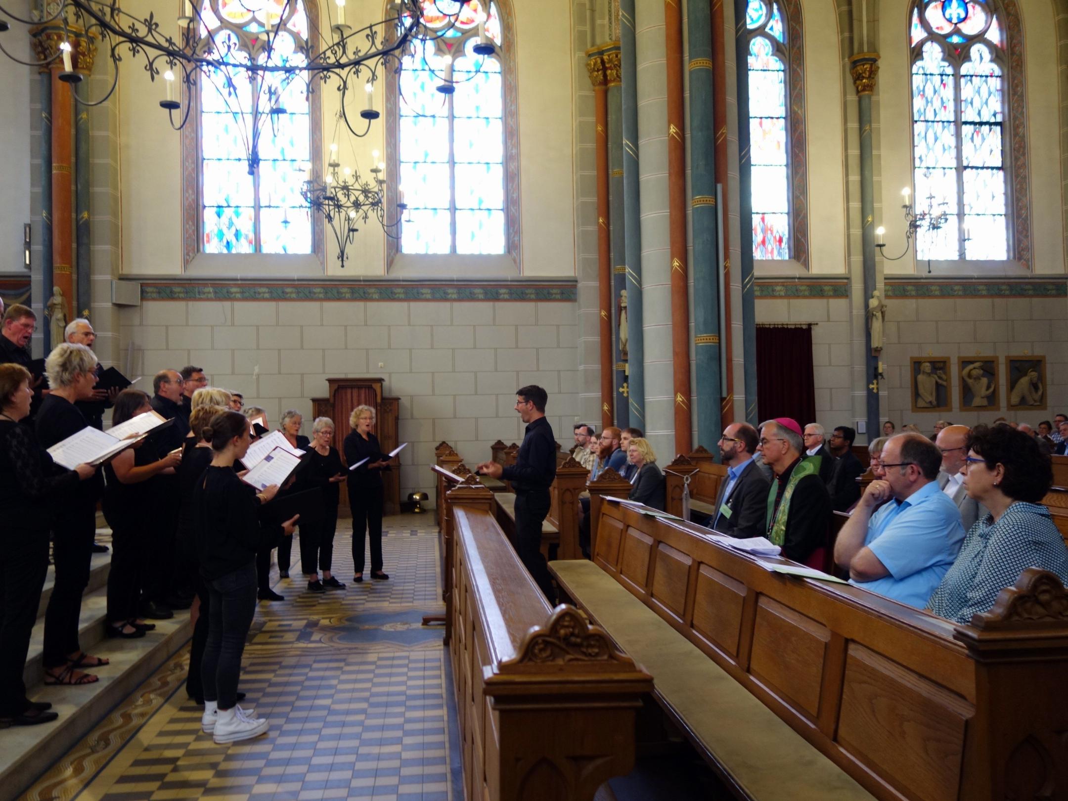 Das Abendlob beinhaltete auch musikalische Elemente. (Foto: Julia Fröder/Bistum Trier)