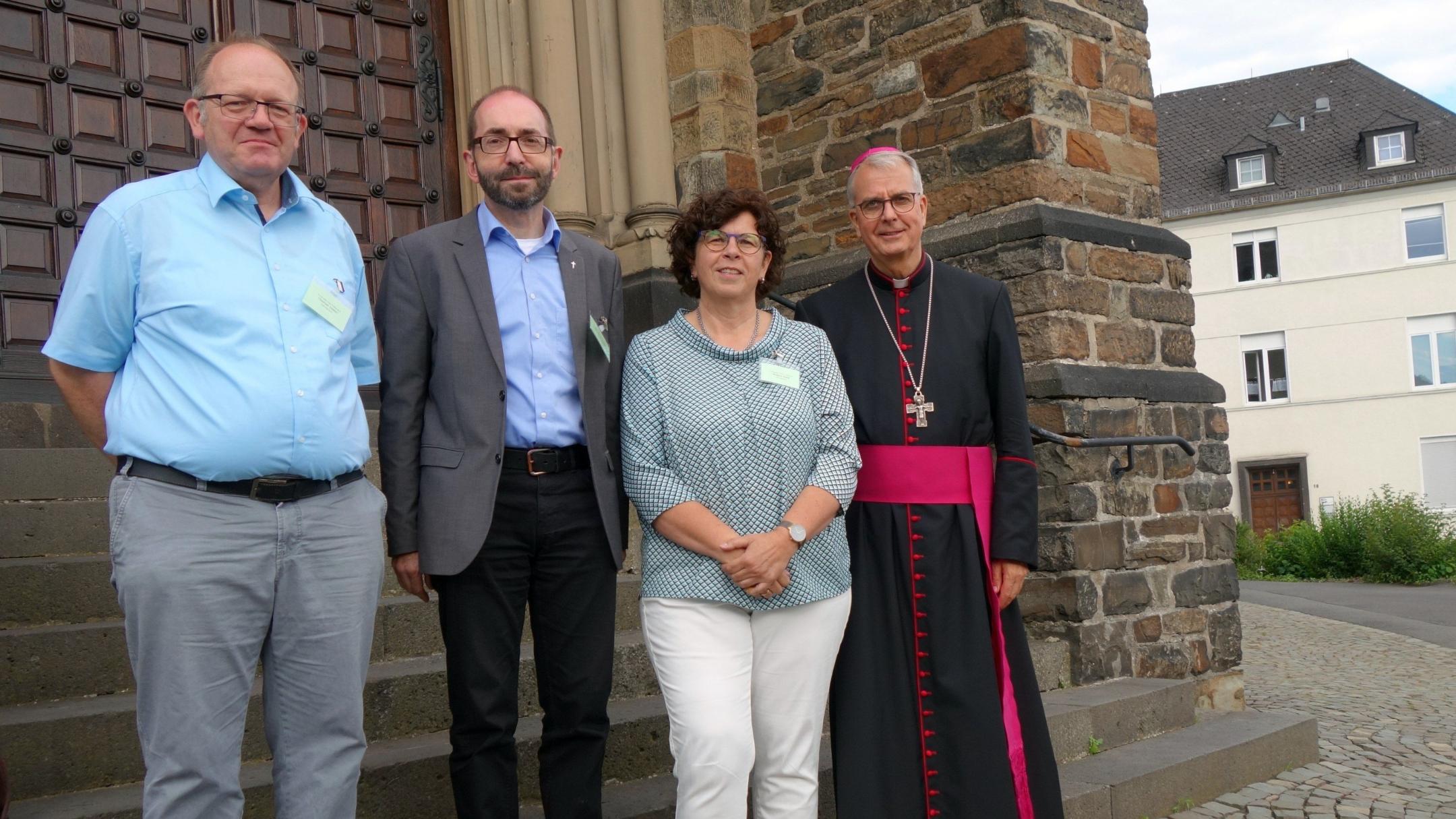 Das Leitungsteam des Pastoralen Raums Betzdorf: Thomas Düber, Pfarrer Augustinus Jünemann, Regine Wald und Weihbischof Jörg Michael Peters (v. links), der gemeinsam mit dem Trio und Gottesdienstteilnehmenden ein Abendlob in Kirchen feierte. (Foto: Bistum Trier/Julia Fröder)