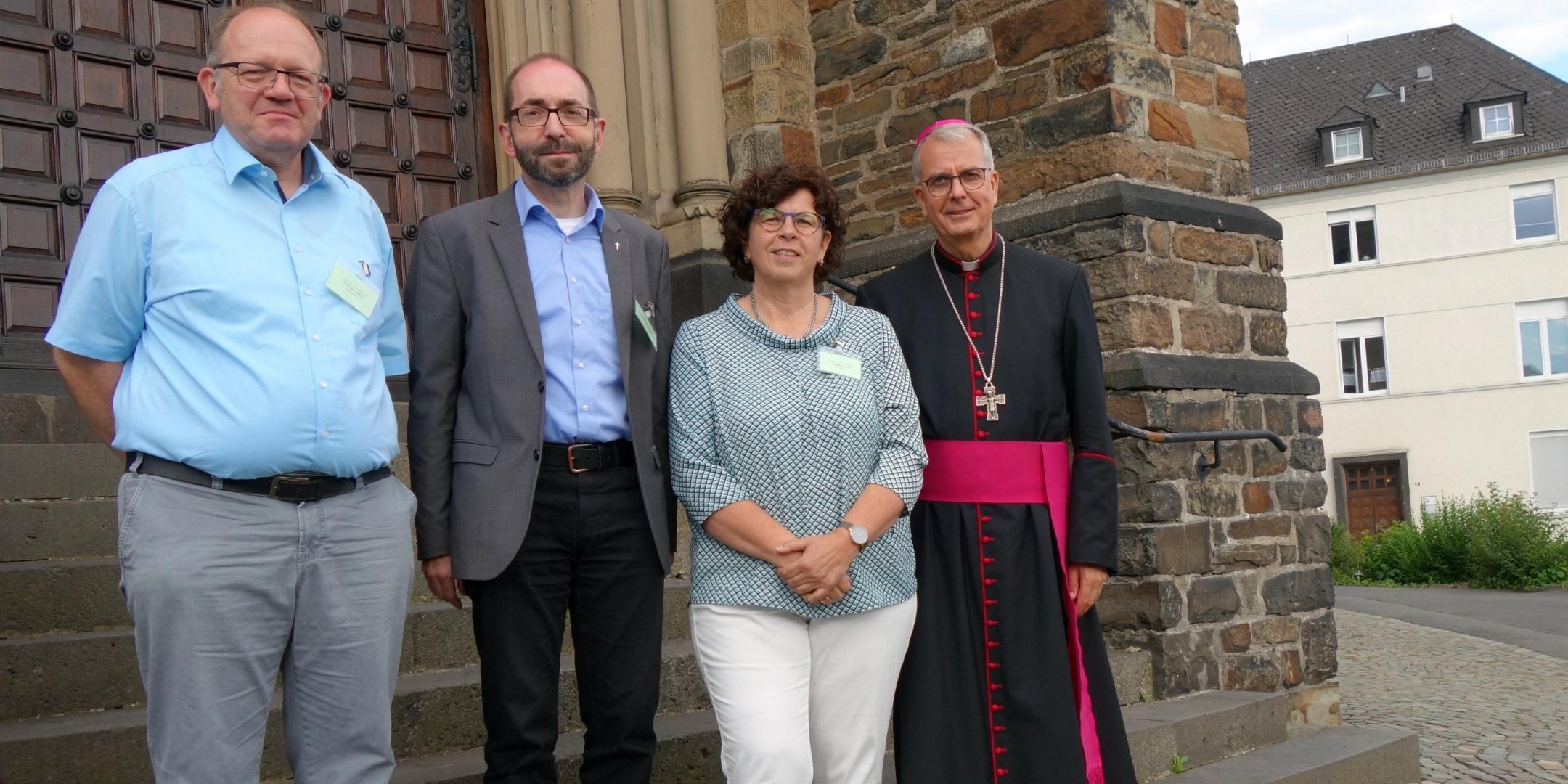 Das Leitungsteam des Pastoralen Raums Betzdorf: Thomas Düber, Pfarrer Augustinus Jünemann, Regine Wald und Weihbischof Jörg Michael Peters (v. links), der gemeinsam mit dem Trio und Gottesdienstteilnehmenden ein Abendlob in Kirchen feierte. (Foto: Bistum Trier/Julia Fröder)