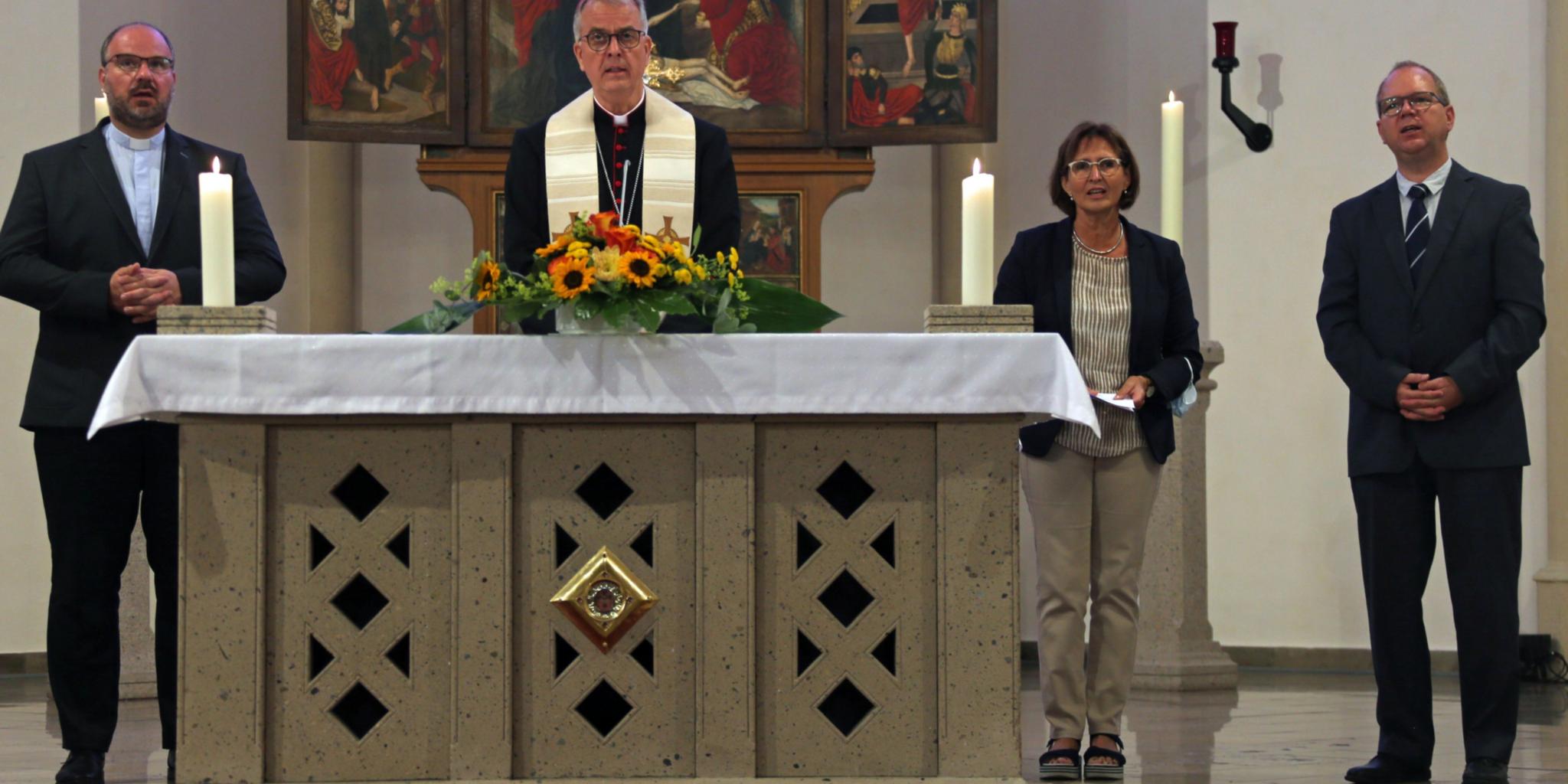 Das Leitungsteam bestehend aus Pastor Jörg Schuh (links), Margit Ebbecke und Marek Jost (rechts) stellt sich und seine Vision vor (v. links). Das Morgenlob feiert Weihbischof Jörg Michael Peters (Zweiter v. links) gemeinsam mit ihnen und der Gemeinde. Foto: Bistum Trier/Elvira Bell