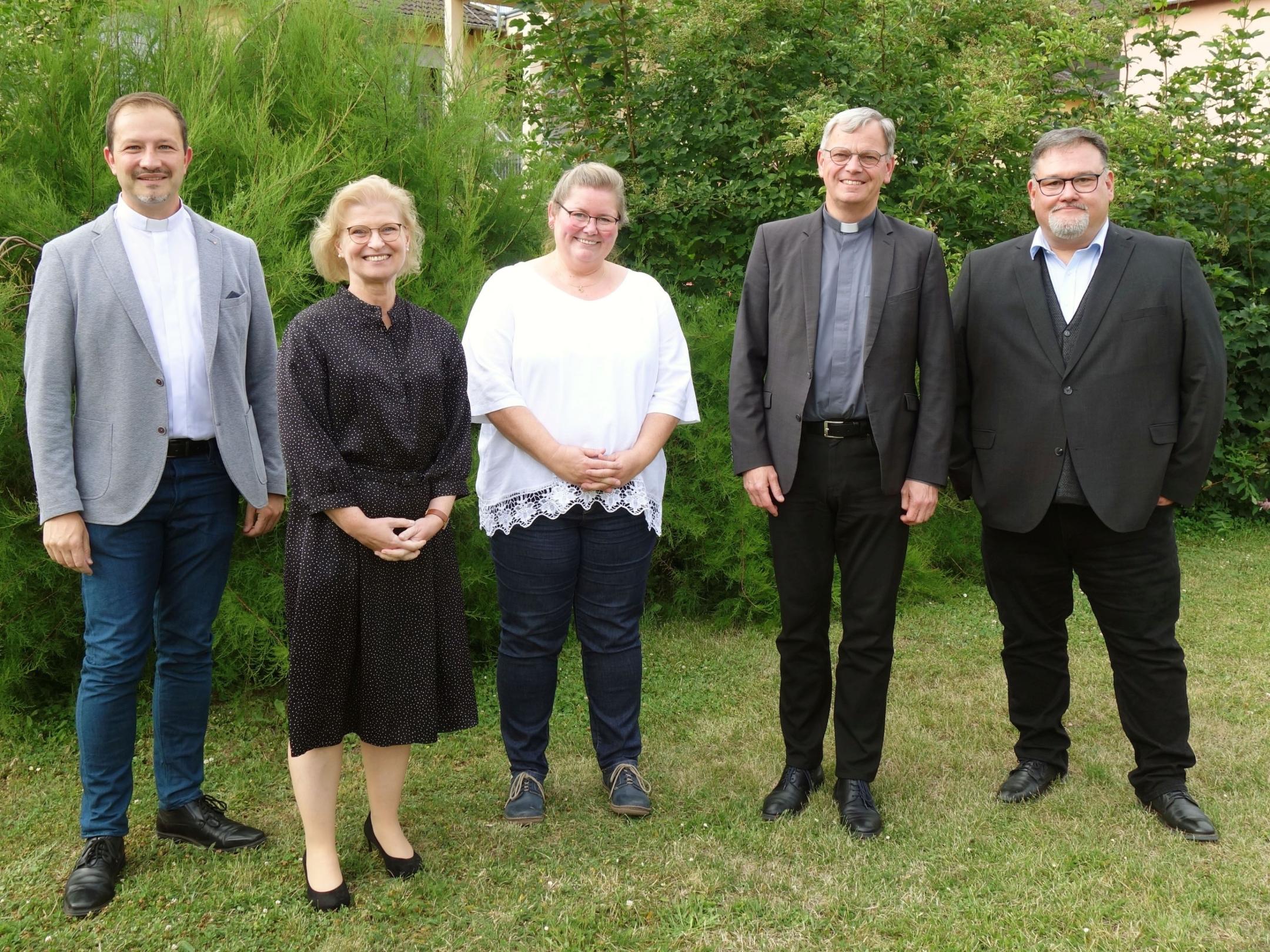 Zur Eröffnungsfeier des Pastoralen Raums begrüßte das Leitungsteam bestehend aus Dekan Carsten Scher (links), Angela Hübner (Mitte) und Marco Sauerborn (rechts) Generalvikar Dr. Ulrich von Plettenberg (Zweiter v. rechts) und Direktorin im Bischöflichen Generalvikariat Trier, Andrea Gerards (Zweite v. links). (Foto: Bistum Trier/Julia Fröder)