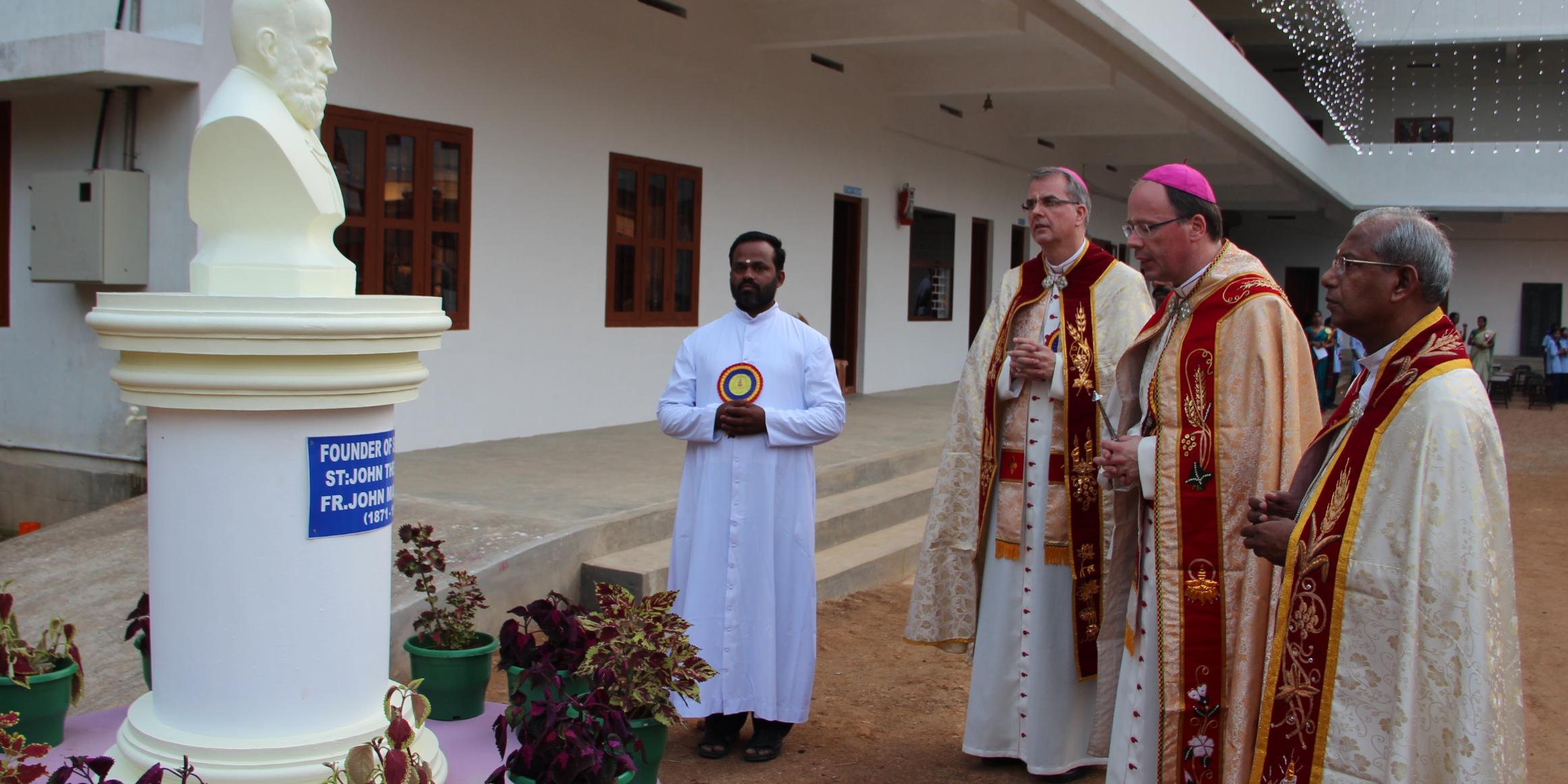 Bischof Dr. Ackermann und Weihbischof Peters vor einer Haw-Statue bei einer Schuleinweihung in Vettukad (Indien). Foto: Judith Rupp