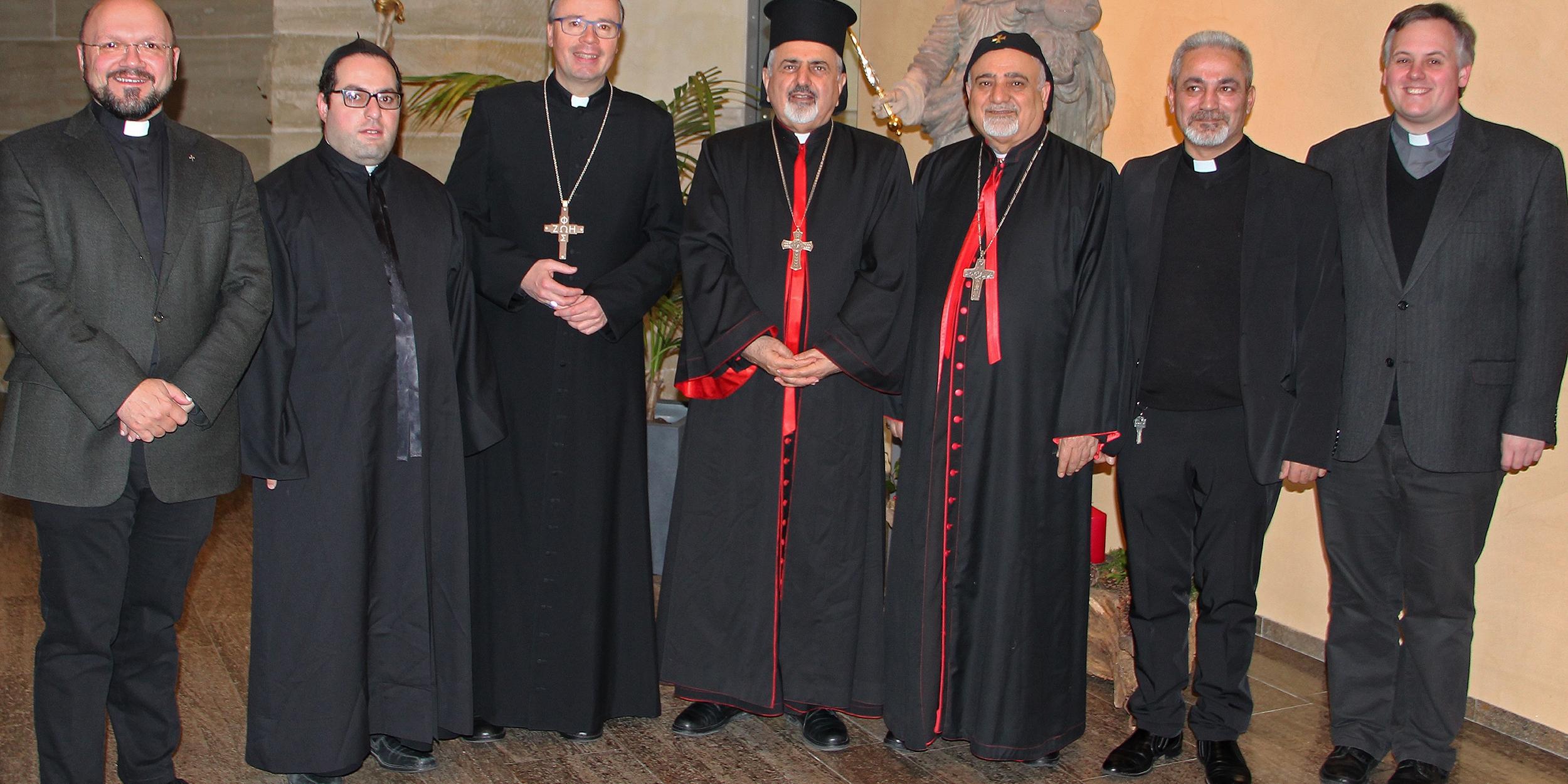 Bischof Dr. Stephan Ackermann (3.v.li) und Patriarch Mor Ignatius Youssef III Younan (Mitte) mit Erzbischof Abba Mansoor (3.v.re.), Pfarrer El Khoury (2.v.re.) und Bischofskaplan Marco Weber (re.) sowie Priesterreferent Dr. Markus Nicolay und Fr. Habib Marad (v.li.)