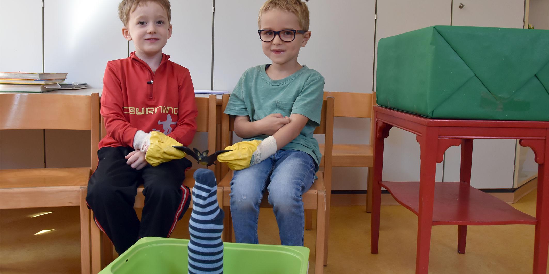 Patrick (l.) und Pepe erklären die Erste-Hilfe-Box für gestrandete Fledermäuse.