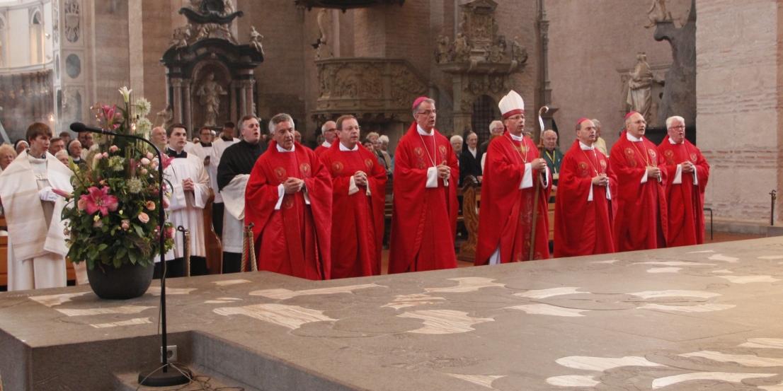 Bischof Ackermann (Mitte) mit Domdechant Franz-Josef Gebert, Generalvikar Dr. Georg Bätzing, Weihbischof Jörg Michael Peters, Weihbischof Robert Brahm, Weihbischof Dr. Helmut Dieser und Dompropst Werner Rössel (vlnr)
