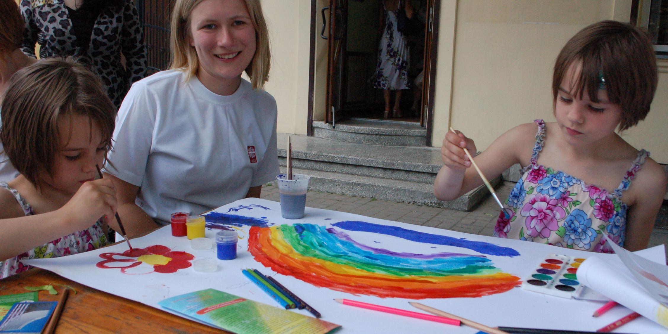 Paulinua Zentner malt mit Kindern aus Iwano-Frankiwsk