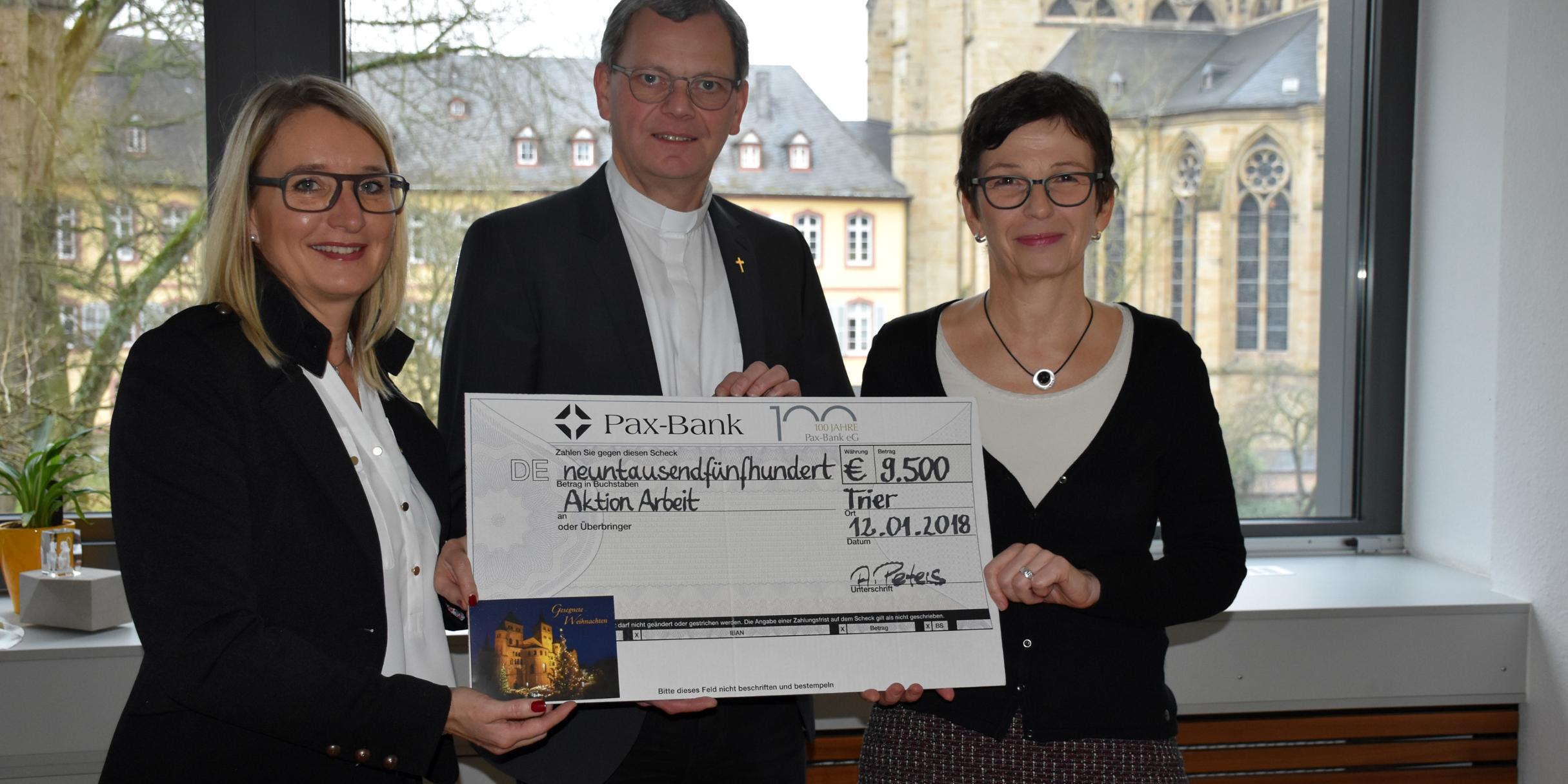 Annette Peters, Geschäftsführerin des Paulinus Verlags, Generalvikar Dr. Ulrich Graf von Plettenberg und Andrea Steyven, Geschäftsführerin der Aktion Arbeit