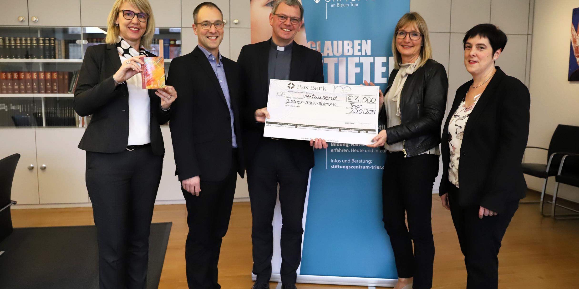 vlnr.: Pia Pütz, Mitarbeiterin im Bischöflichen Generalvikariat, hat das Motiv der Karte gestaltet; Thomas Theis, Vorstandsmitglied und Leiter des Zentrums für Stiftungen und Fundraising; Generalvikar Dr. Ulrich Graf von Plettenberg; Annette Peters, Geschäftsführerin des Paulinus-Verlags; Michaela Marx, Geschäftsführerin der Bischof-Stein-Stiftung