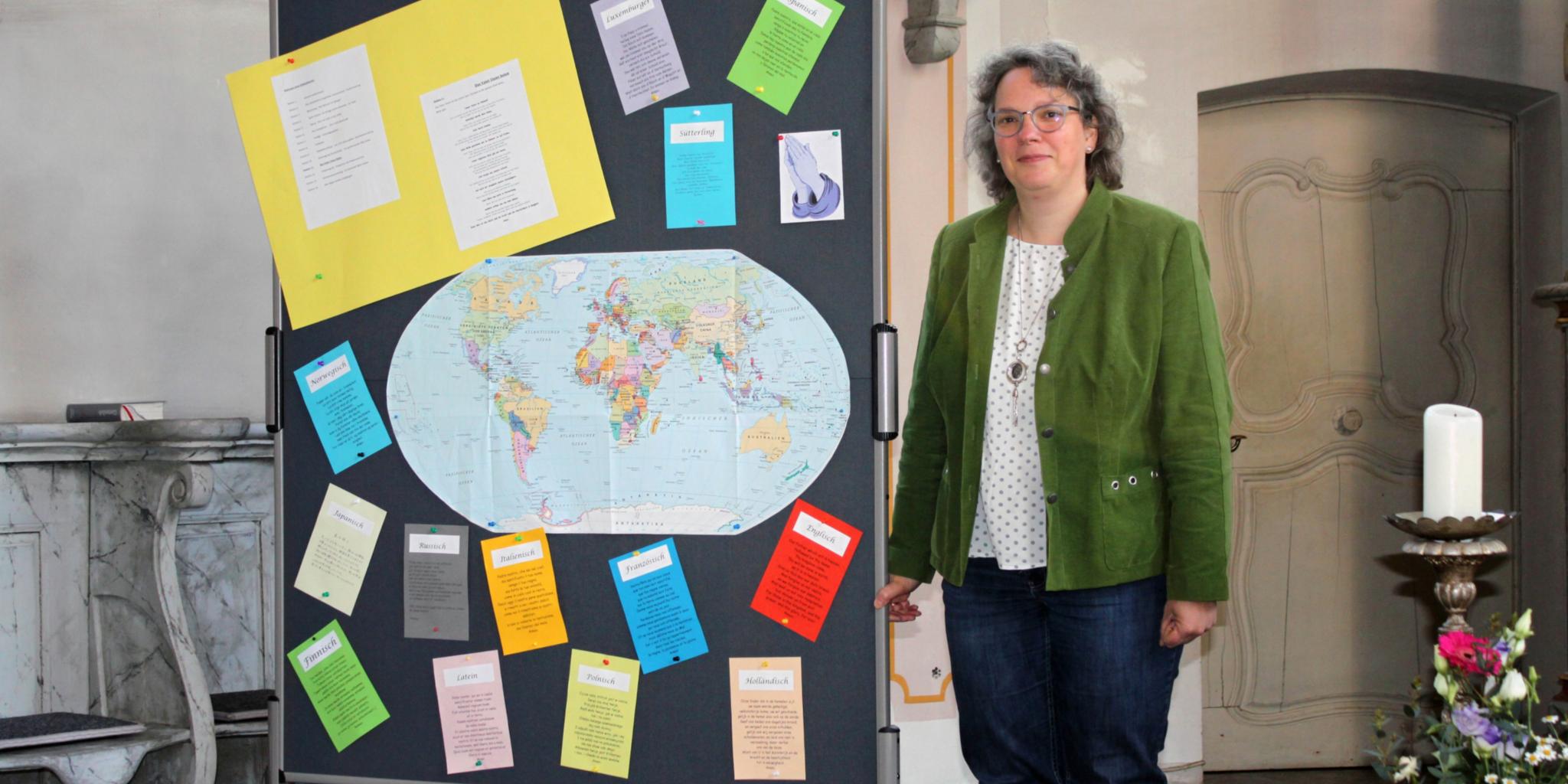 Gerlinde Paulus-Linn vor einer der Stationen.