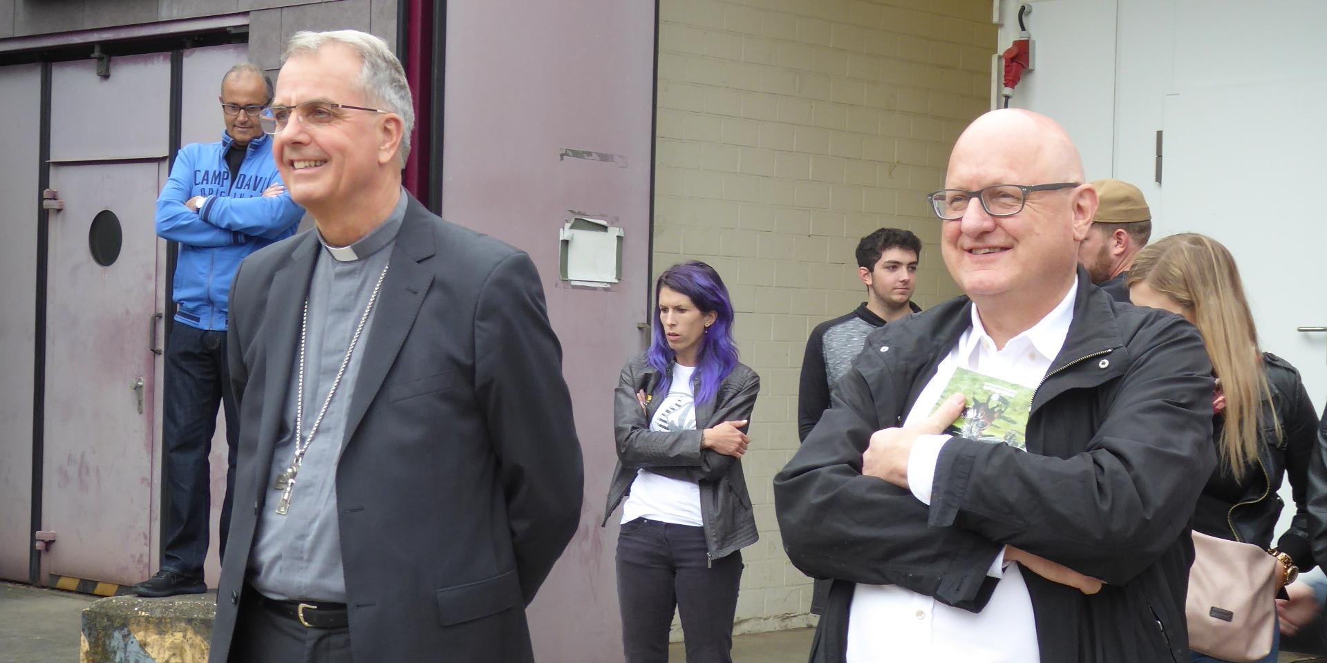 Sowohl der Trierer Weihbischof Jörg Michael Peters (links) als auch Pastoralreferent Burkhard Bleul, für die Ulmener Kaserne zuständiger katholischer Militärseelsorger, mischten sich unter die Gäste.