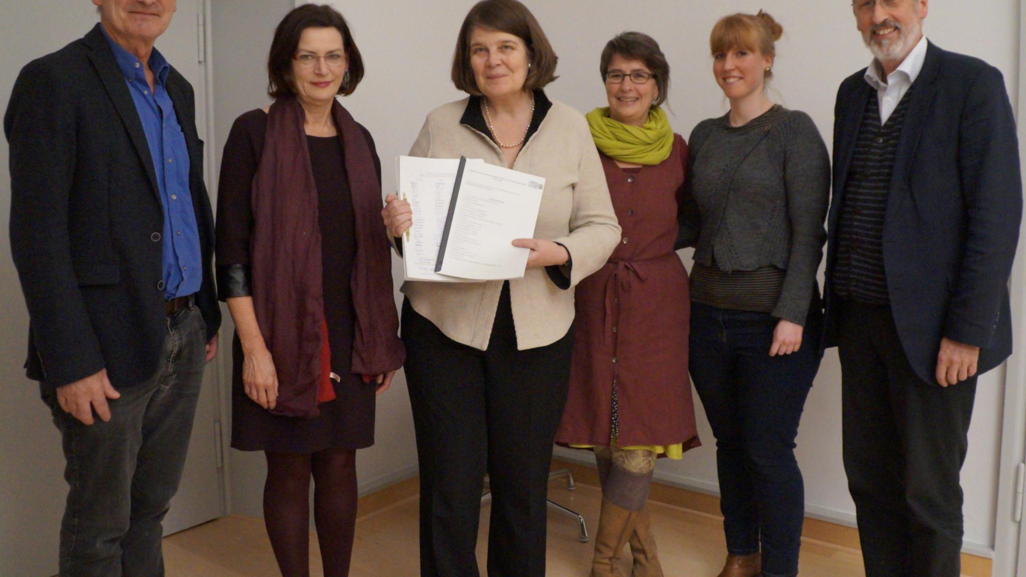 Gemeinsam engagieren sie sich für die Entwicklung der faire und nachhaltige Stadt Trier, die auch 1500 Menschen mit ihrer Unterschrift unter der Petition einfordern: Toni Loosen-Bach von der Stadtverwaltung, Eva Schneider, ehrenamtlich im Dekanat tätig, Bürgermeisterin Angelika Birk, Sabine Mock und Sophie Lungershausen von der Lokalen Agenda sowie Ludwig Kuhn vom Netzwerk Weltkirche im Dekanat (von links).