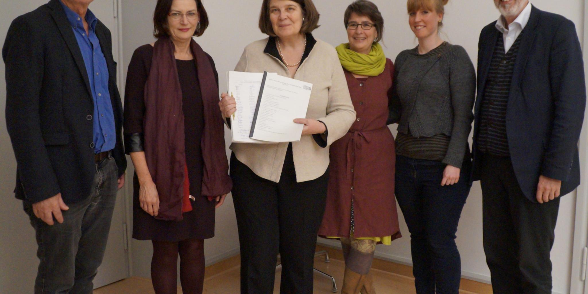 Gemeinsam engagieren sie sich für die Entwicklung der faire und nachhaltige Stadt Trier, die auch 1500 Menschen mit ihrer Unterschrift unter der Petition einfordern: Toni Loosen-Bach von der Stadtverwaltung, Eva Schneider, ehrenamtlich im Dekanat tätig, Bürgermeisterin Angelika Birk, Sabine Mock und Sophie Lungershausen von der Lokalen Agenda sowie Ludwig Kuhn vom Netzwerk Weltkirche im Dekanat (von links).