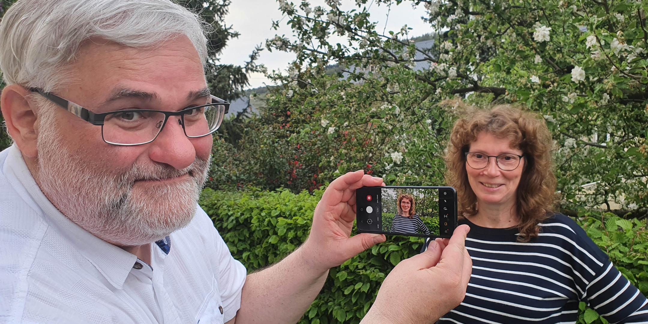 Pfarrer Bruno Comes nimmt Marion Simon für ein YouTube-Video auf. (Foto: privat)
