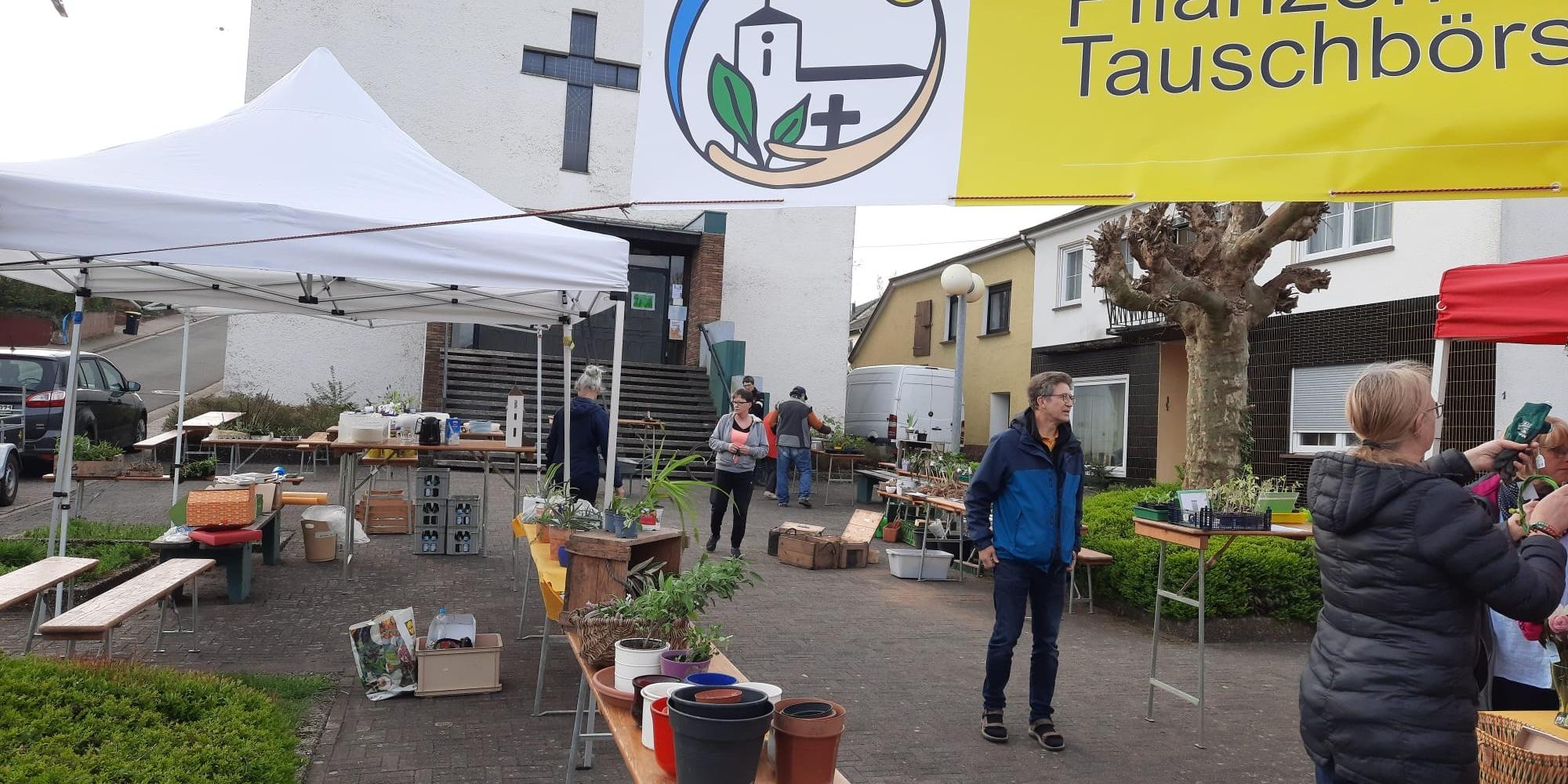 Erste Noswendeler Pflanzentauschbörse vor der Kirche St. Johannes. Foto: Volker Morbe