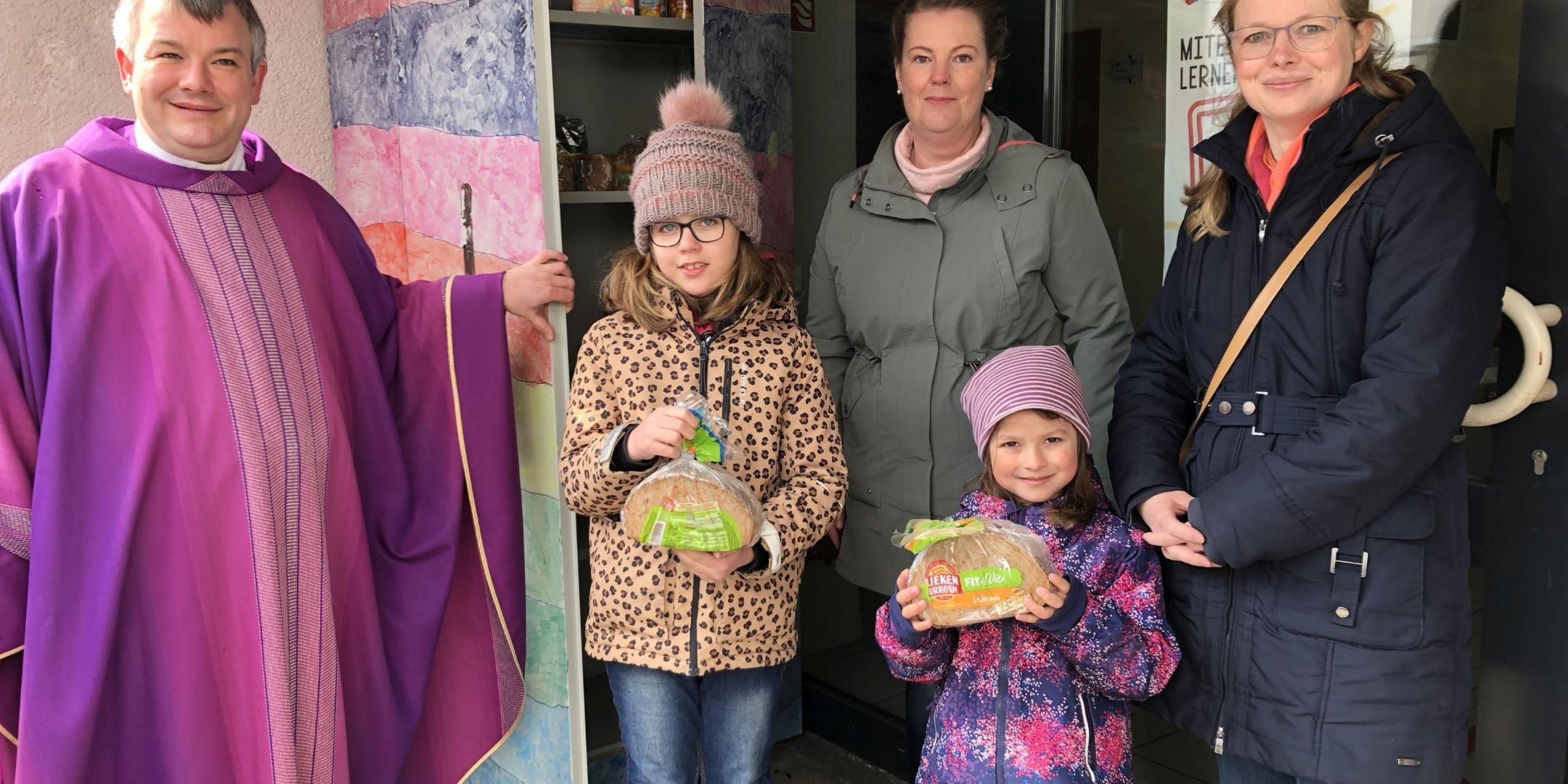 Pfarrer Christian Heinz, Antonia Sohns mit Tochter Liliane und Kathrin Kunnakattu mit Tochter Neela (Foto: Inge Hülpes/Bistum Trier)