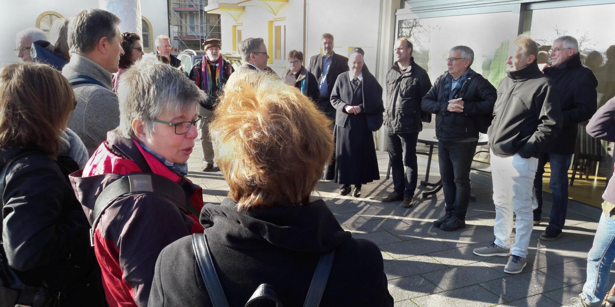 Gruppe der Pilgerbegleiterinnen und -begleiter im Gespräch miteinander
