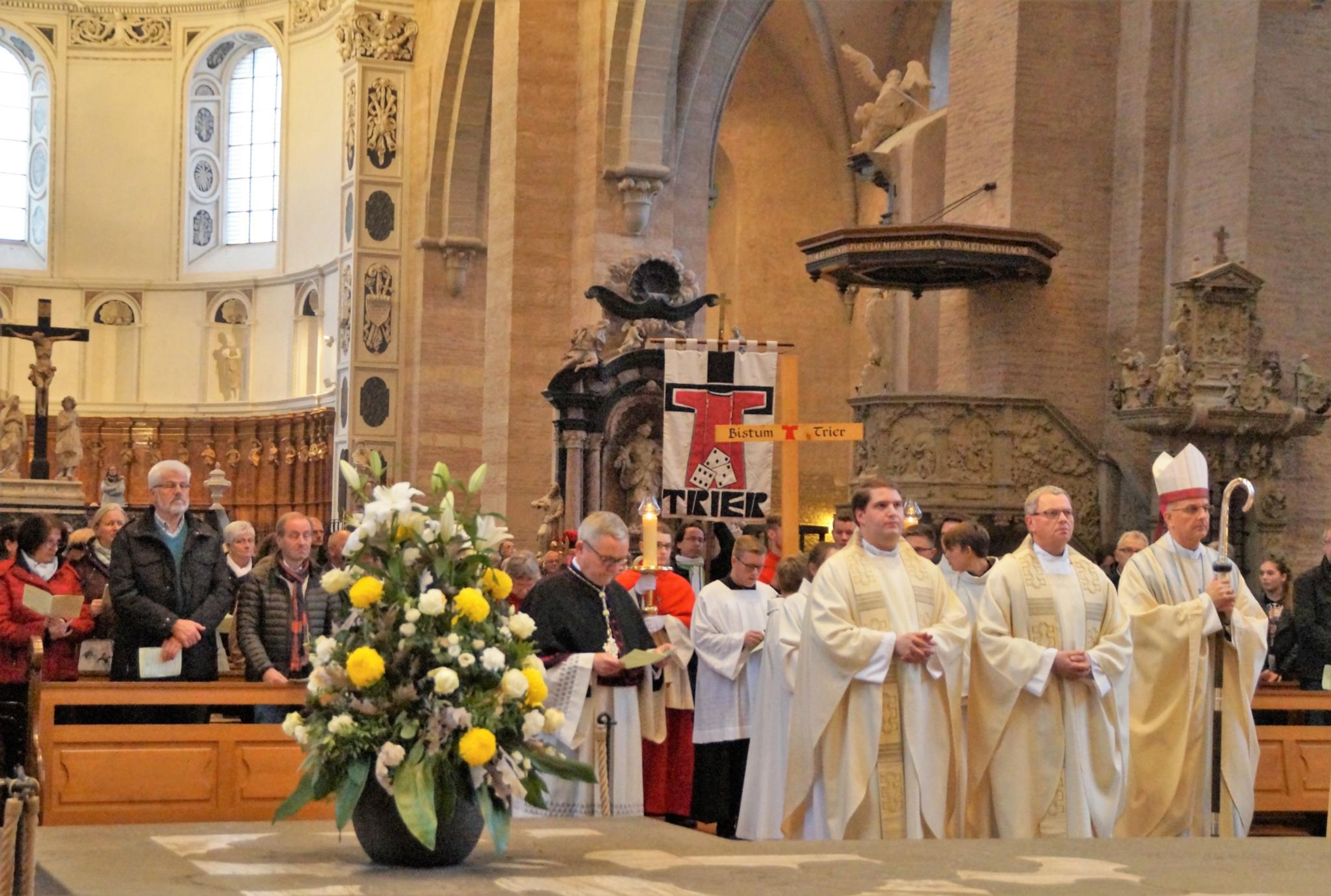 Pontifikalamt im Trierer Dom zum Ende des Pilgerjahres des Bistums: Weihbischof Peters, Generalvikar von Plettenberg, Kaplan Kerwer und Pfarrer Waldorf (von rechts) feiern mit zahlreichen Pilgern den Abschlussgottesdienst.