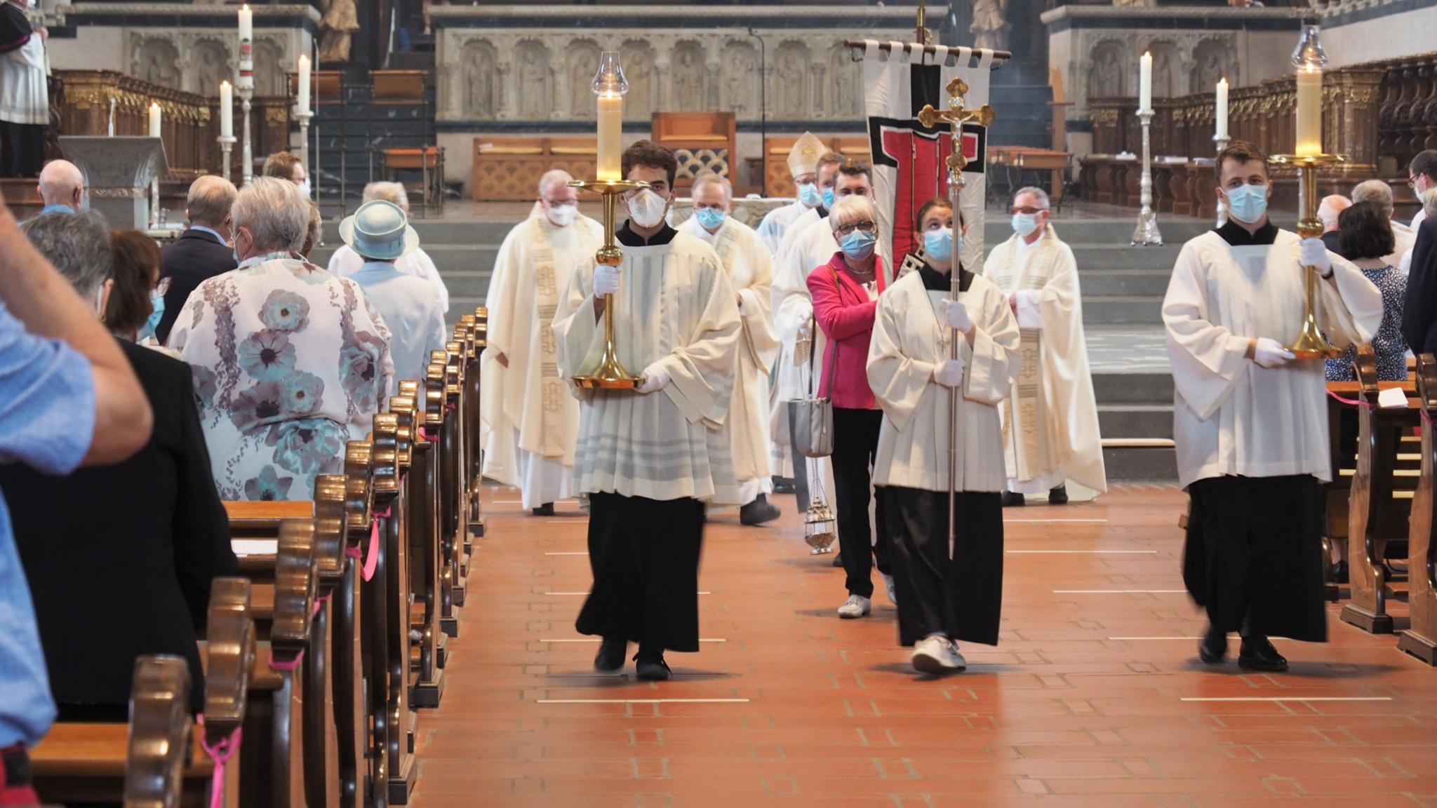Die Pilgerfahne ist auch im Gottesdienst mit dabei. (Foto: Bistum Trier/S. Endres)
