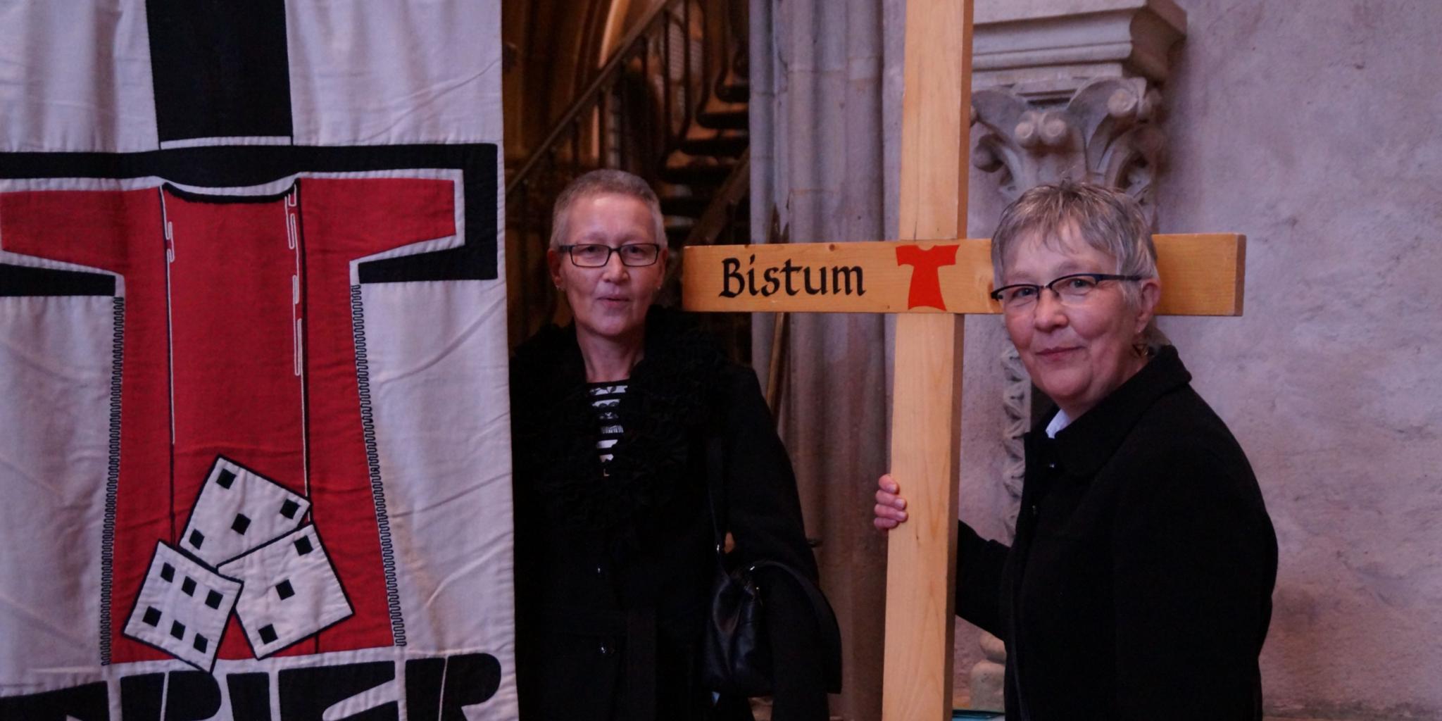 Die Schwestern Mechthild und Elisabeth Friedrichs (von links) sind nach eigenem Bekunden ruhiger und gelassener von der Pilgerreise nach Lourdes zurückgekehrt.