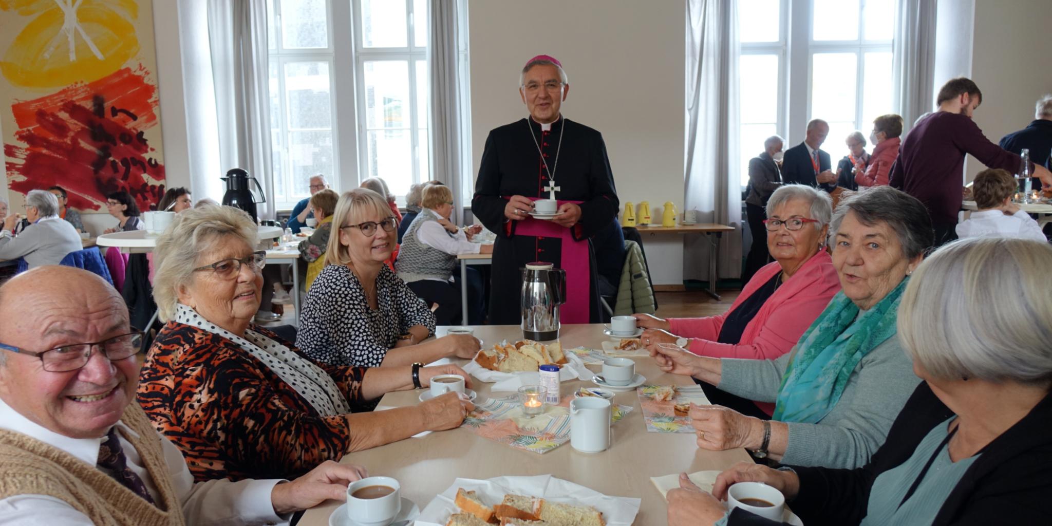 Weihbischof Gebert und einige Pilgerinnen und Pilger der diesjährigen Bistumswallfahrten beim gemütlichen Zusammensein in der Cafeteria des Bischöflichen Generalvikariates.