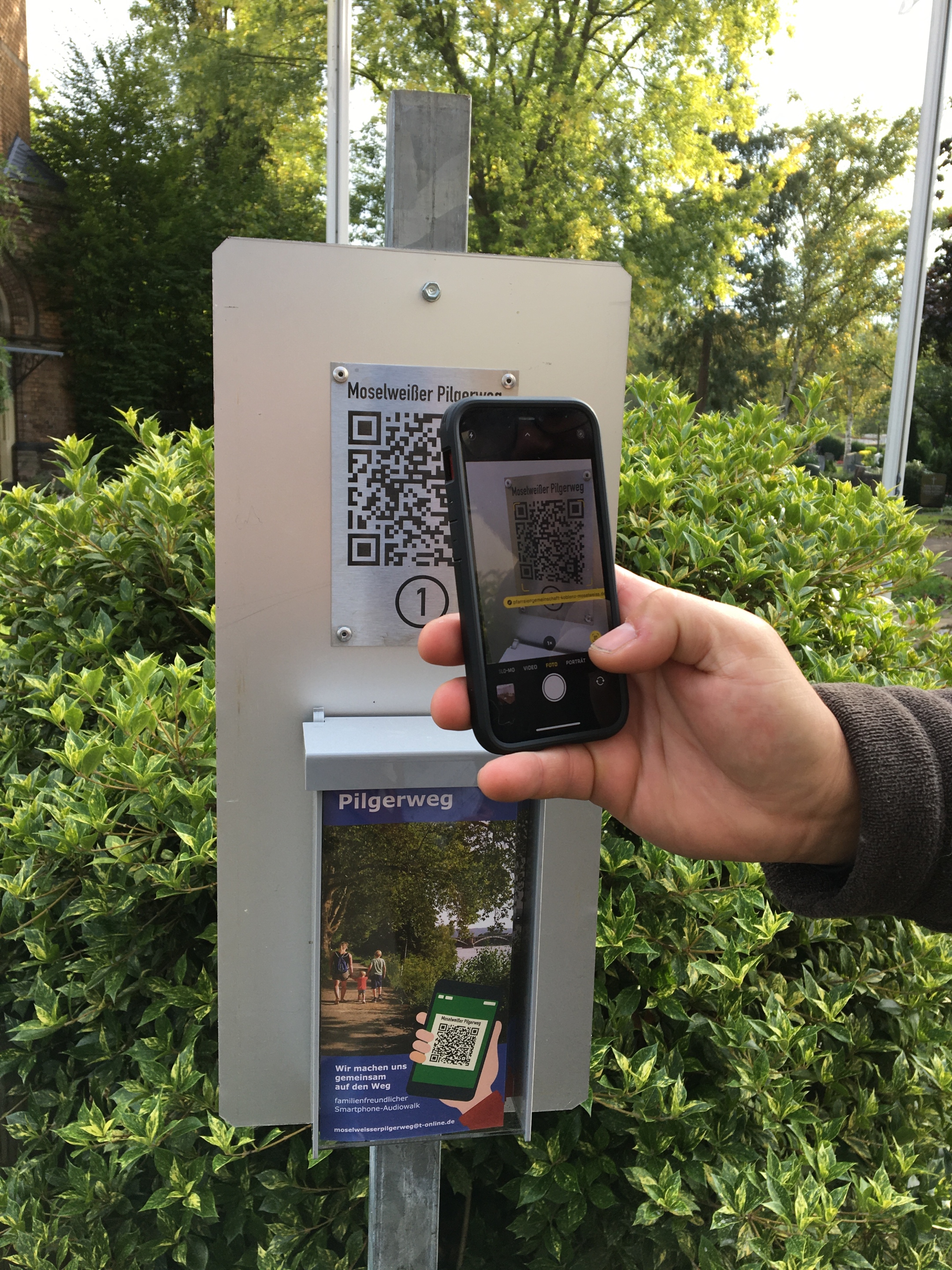 Die Audio-Datei über QR-Code bietet Infos über den jeweiligen Standort, eine Bibelstelle und einen religiösen Impuls. Foto: Julia Fröder