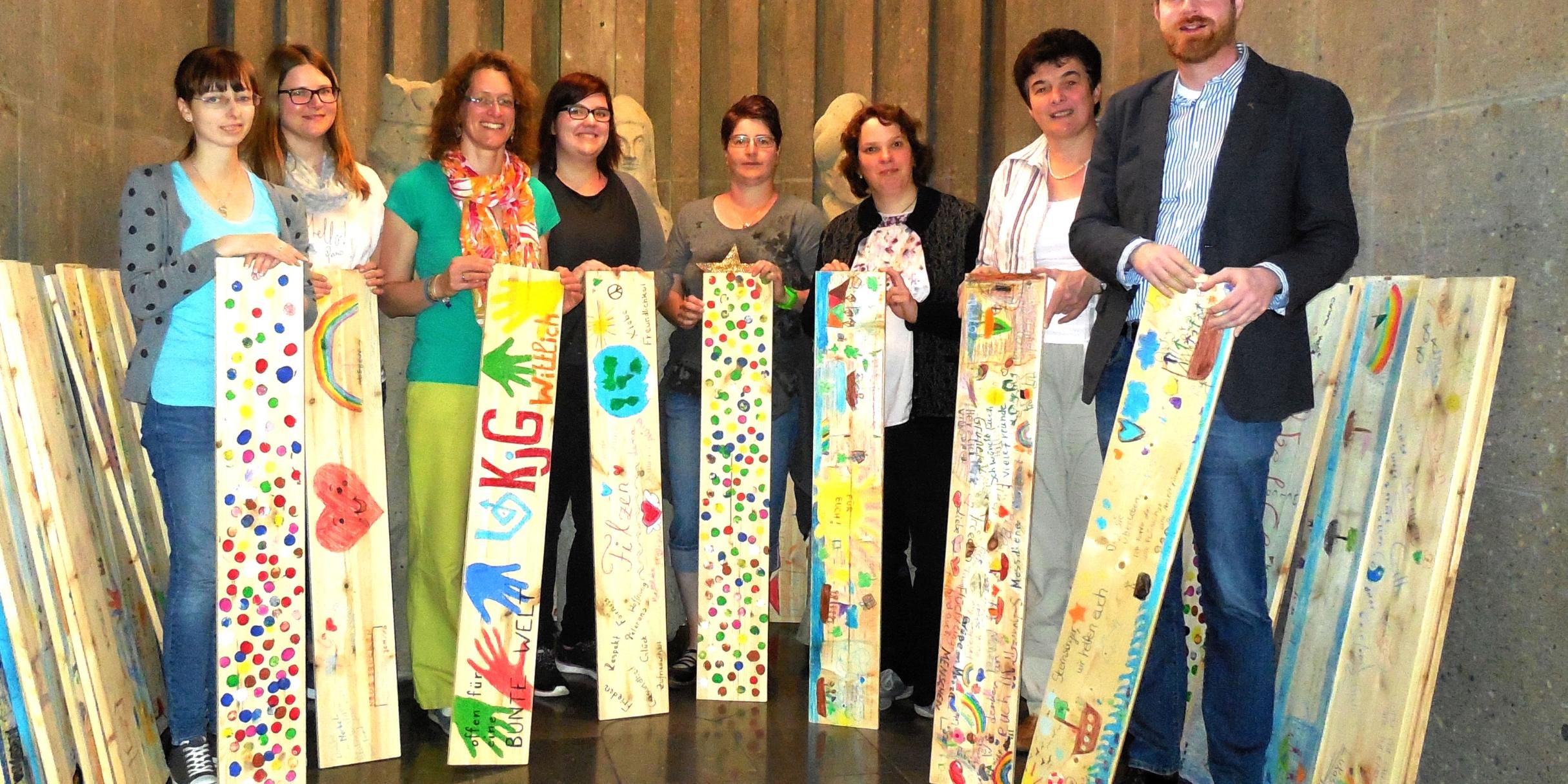 63 Planken aus den Dekanaten Wittlich und Bernkastel haben in Aachen überbracht (vlnr): Marina Kettern, (Marienburg), Katrin Jäckels, KLJB, Heike Feldges, PG Wittlich, Anna Rolinger, Alexandra Max (beide PG Rechts und Links der Mosel), Gerlinde Paulus-Linn (PG Morbach), Wilma Ney, ( PG Rechts und Links der Mosel), Jugendpfarrer Jan Lehmann.