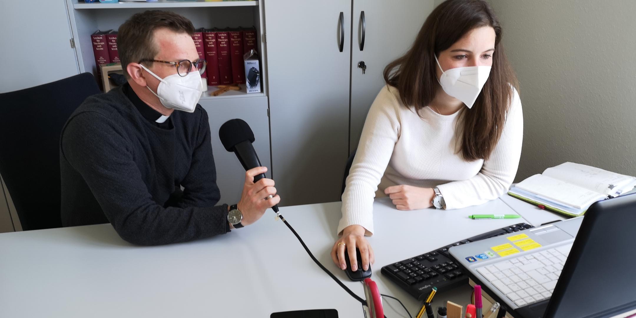 Pfarrer Heiko Marquardsen und Pastoralassistentin Johanna Becker produzieren den Podcast „Ahr und Ohr“. Foto: Martin Sauter