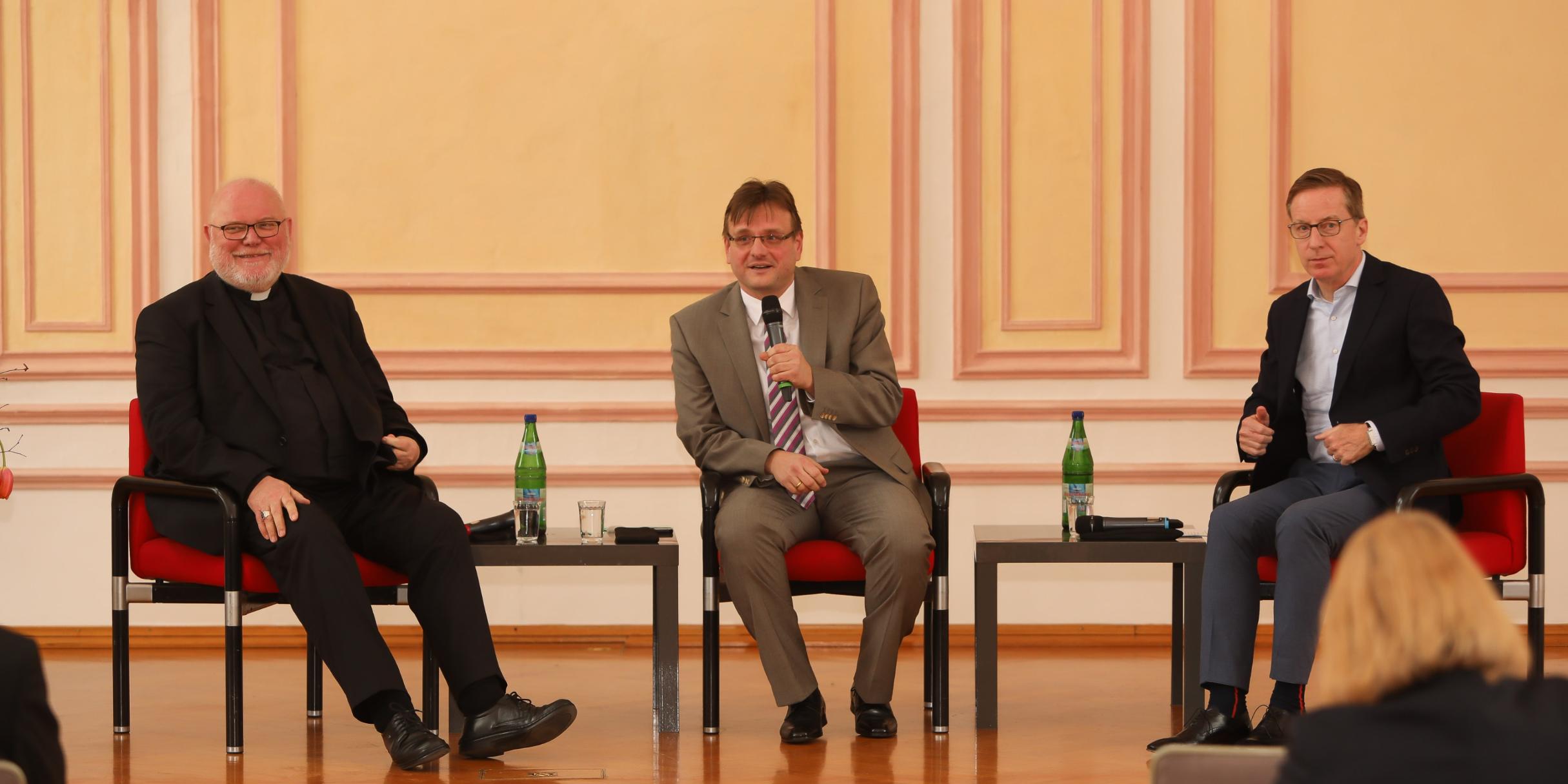 Kardinal Marx, Moderator Otterbach und Wirtschaftexperte Hüther (vlnr)