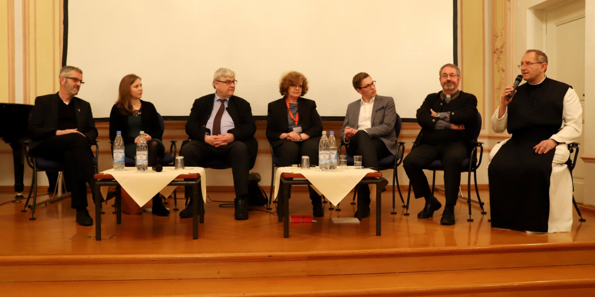 Priester und Buchautor Thomas Frings, Theologiestudentin Carolin Müller, Ehepaar Prof. Dr. Ludger Müller und Dr. Petra Ritter-Müller, Priesteramtskandidat Patric Schützeichel, Pater Herbert Rieger, Professor Pater Karl Wallner (vlnr.)