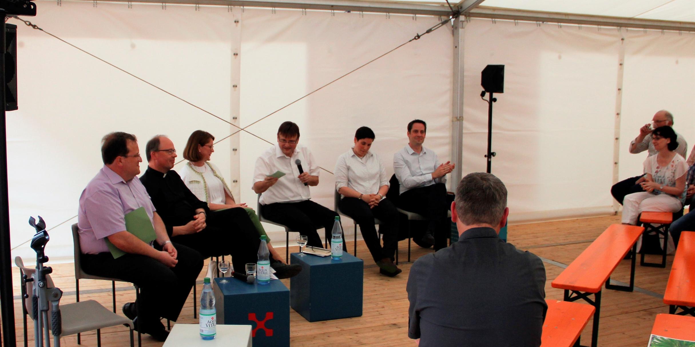 Im Zelt auf dem Bischof-Stein-Platz wurde über die Umsetzung der Synode im Bistum diskutiert.