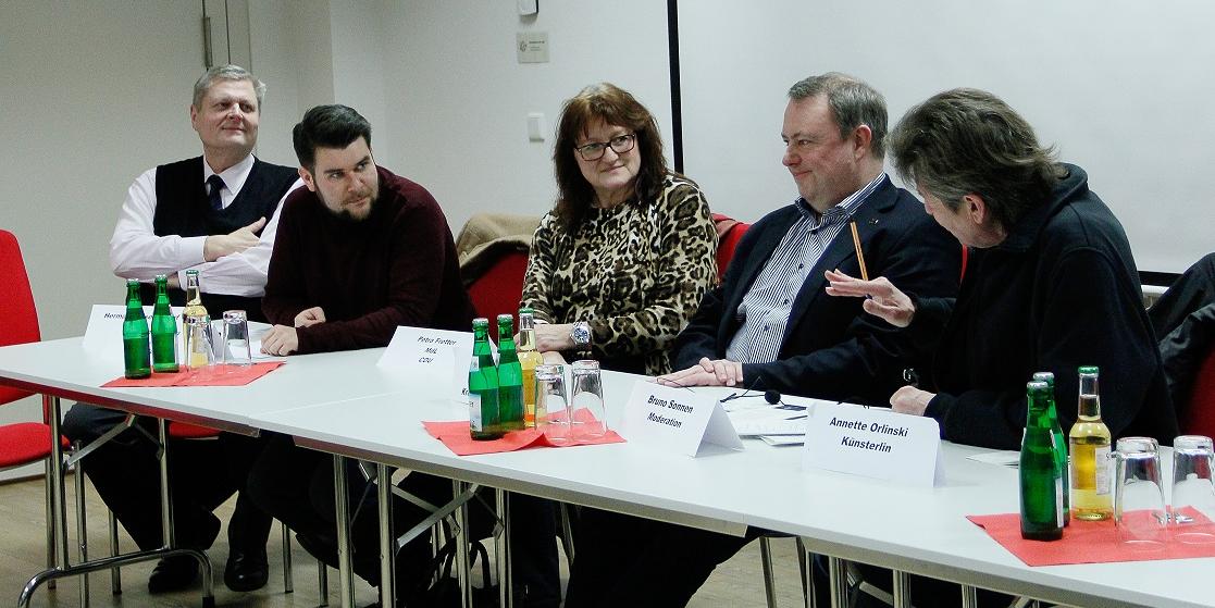 Moderator Bruno Sonnen (rechts im Bild) im Gespräch mit den politischen Mandatsträgerinnen und Mandatsträgern (v.l.n.r.): Hermann-Josef Scharf, Timo Mildau, Petra Fretter und Roland König.