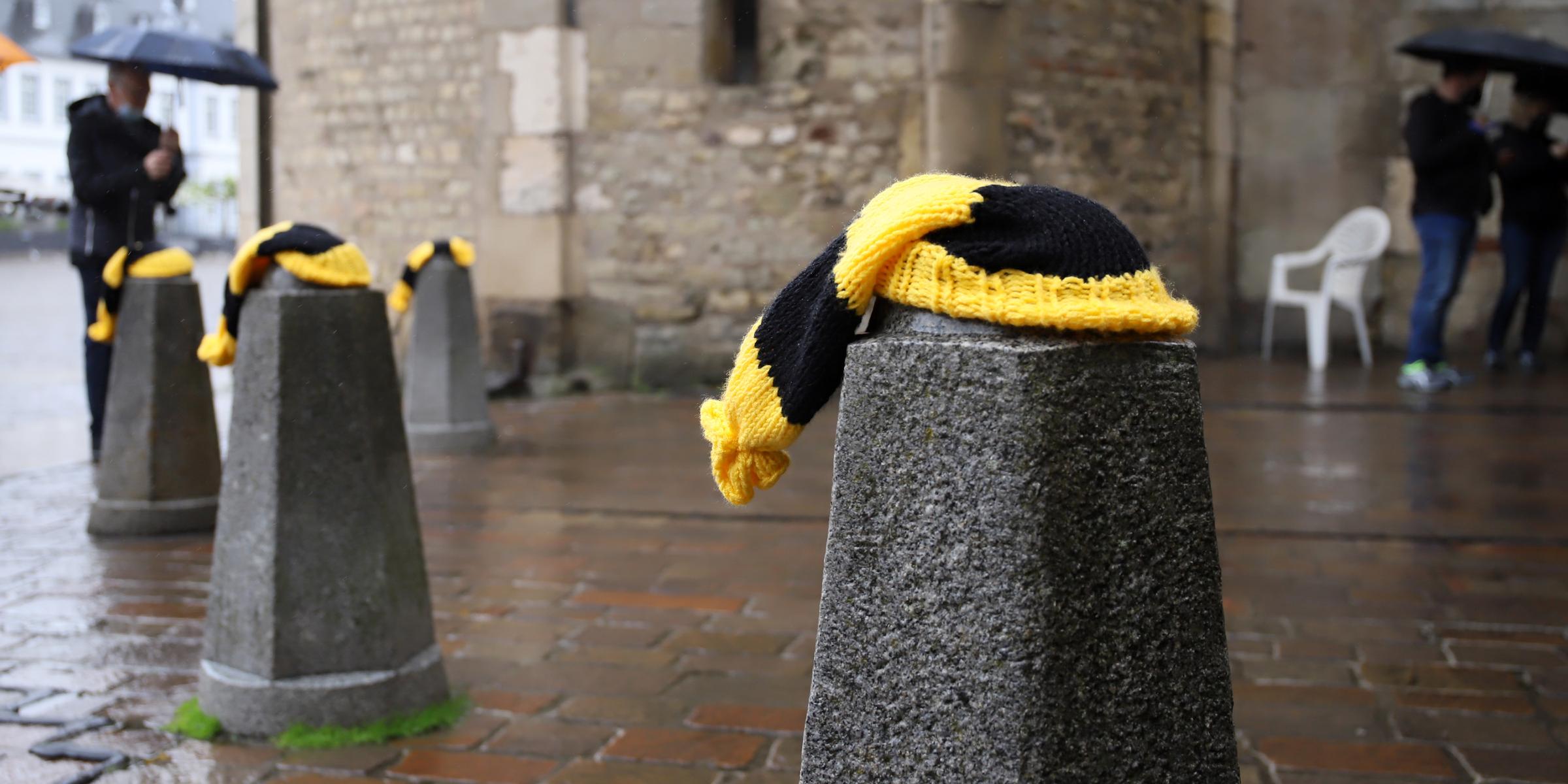 Die Poller sind überall in Innenstädten zu finden - so auch auf dem Domfreihof in Trier, aber auch vor der Kreisverwaltung, in der Mustorstraße oder am Simeon-Stift-Platz. Eigentlich dienen sie der Verkehrssicherheit. Aber farblich markiert wären sie auch für Blinde und Sehbehinderte keine Gefahr.