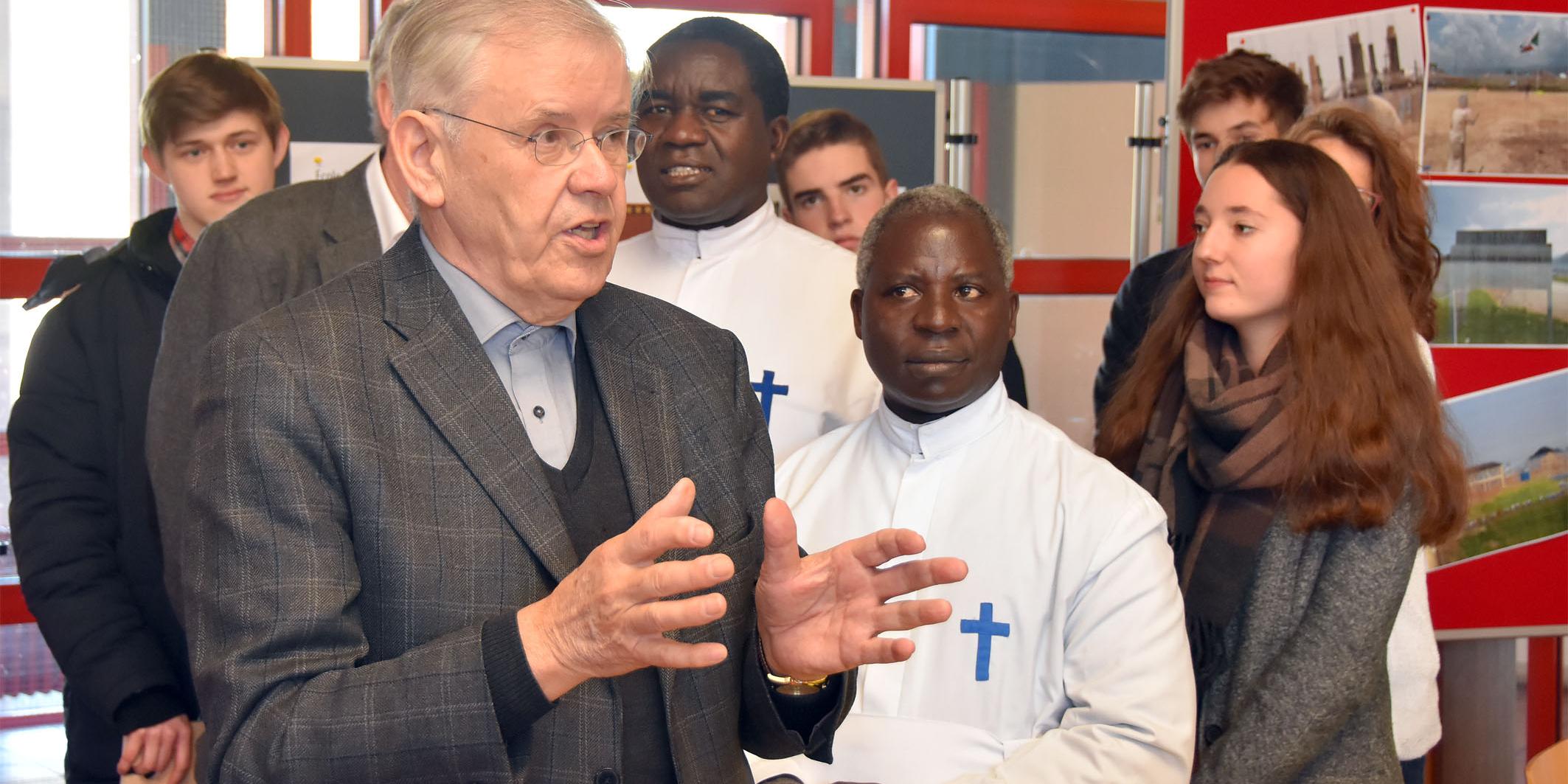 Der Initiator des Projekts 'Eine Schule für Burundi': Prälat Dr. Herbert Hoffmann, zusammen mit Frère Alexis (l.) und Frère Cyriaque (r.) und Schülerinnen und Schülern der Bistumsschulen
