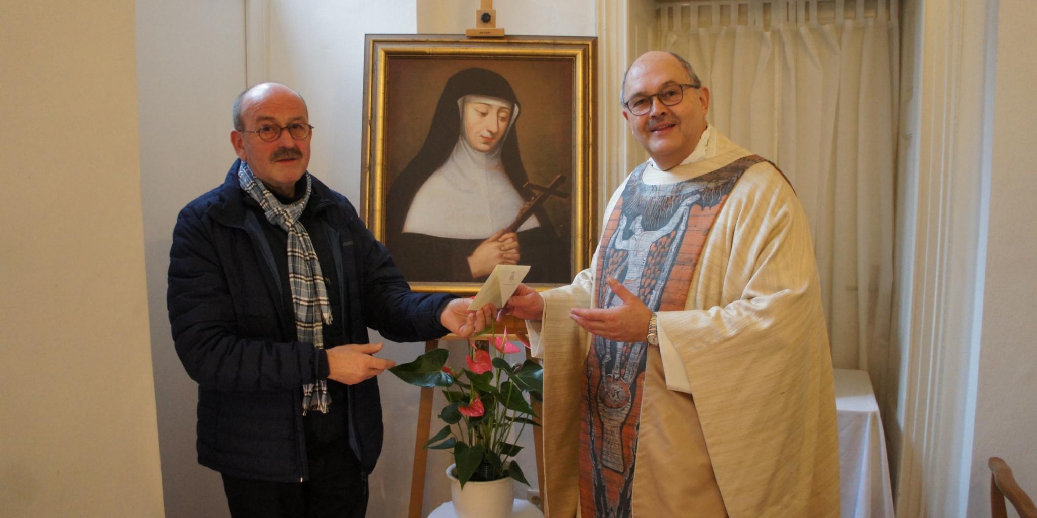 Präses Ulrich Laux (rechts) überreicht die Grußbotschaft von Kardinal Hollerich an den Präfekten der Marianischen Bürgersodalität, Anton Wyrobisch (links).