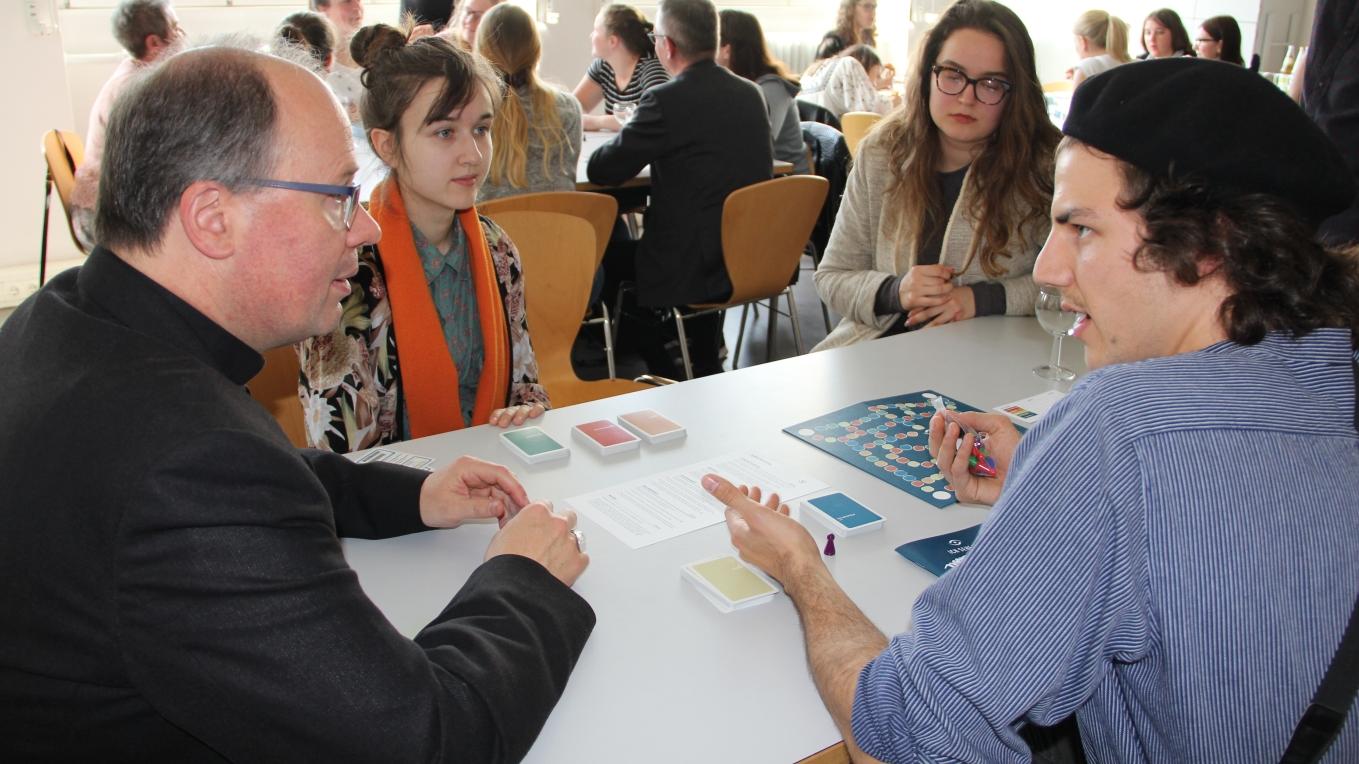 Bischof Ackermann, Florian Leible, Sofiya Usach (hinten rechts) und Sarah Heitz (hinten links) bei der Vorstellung des Präventionsspiels