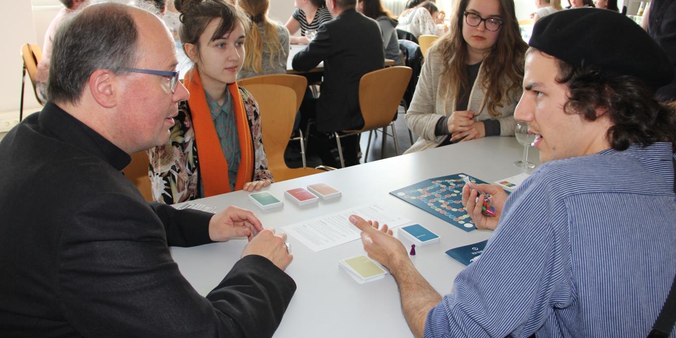 Bischof Ackermann, Florian Leible, Sofiya Usach (hinten rechts) und Sarah Heitz (hinten links) bei der Vorstellung des Präventionsspiels