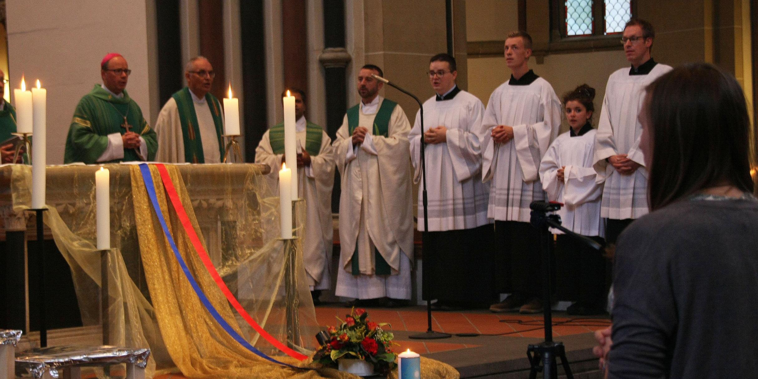 Bischof Ackermann feiert die Heilige Messe am Beginn der Prayer Night.