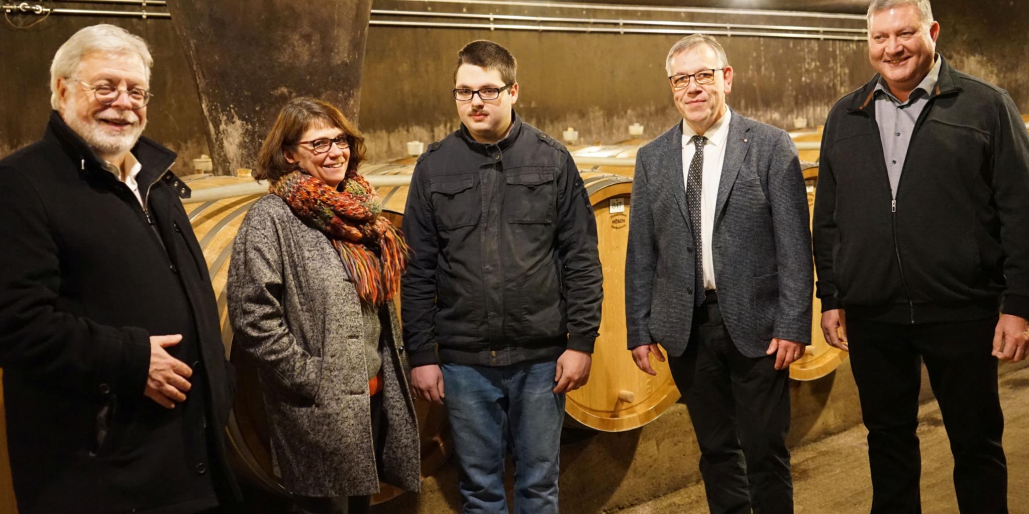 v.l.n.r.: Dr. Bernd Kettern, Direktor Caritasverband Trier e.V. / Jacqueline Schneider, Einrichtungsleiterin des Integrationsfachdienstes / Nico Millen, Mitarbeiter der Bischöflichen Weingüter/ Udo Zimmer, Leiter Finanzen und Personal Bischöflichen Weingüter/ Johannes Becker, Kellermeister der Bischöflichen Weingüter