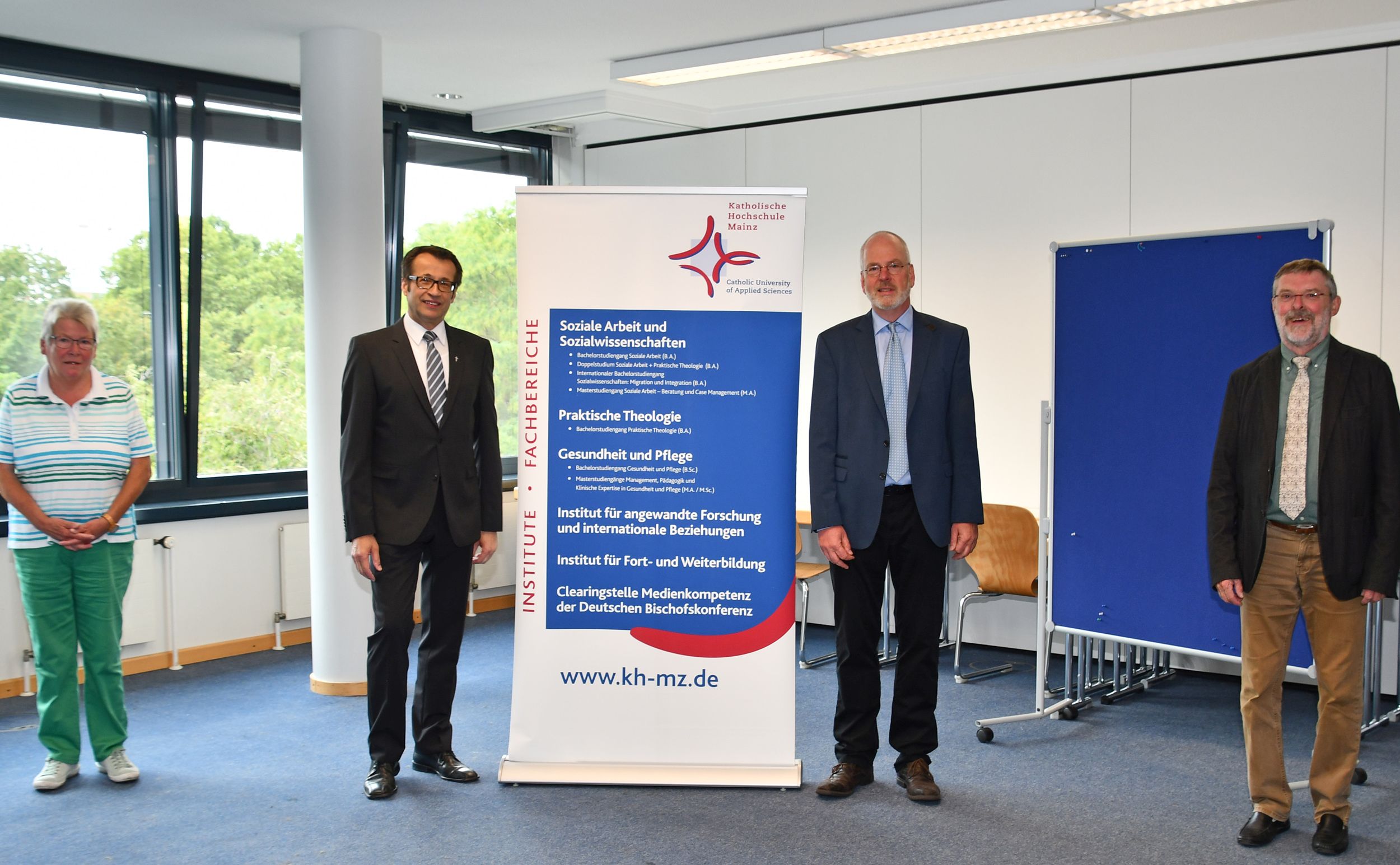 Die alte und neue Hochschulleitung der KH Mainz (von links): Prof.in Dr. Susanne Schewior-Popp, Prof. Dr. Martin Klose, Rektor Prof. Dr. Ulrich Papenkort und Prorektor Prof. Dr. Werner Müller-Geib. (© KH Mainz)