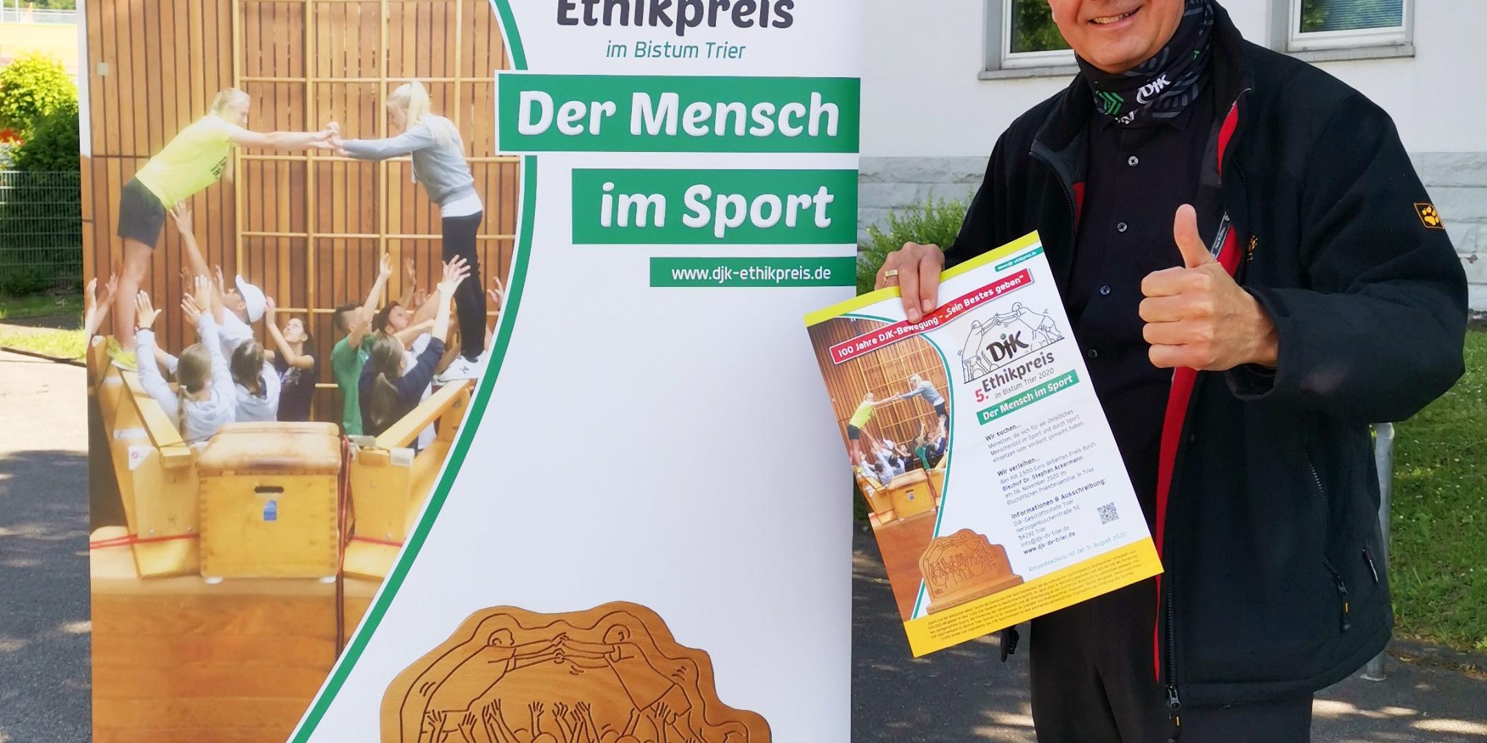 Weihbischof Jörg Michael Peters übergibt den Preis bei der Verleihung im September. (Foto: DJK DV Trier)