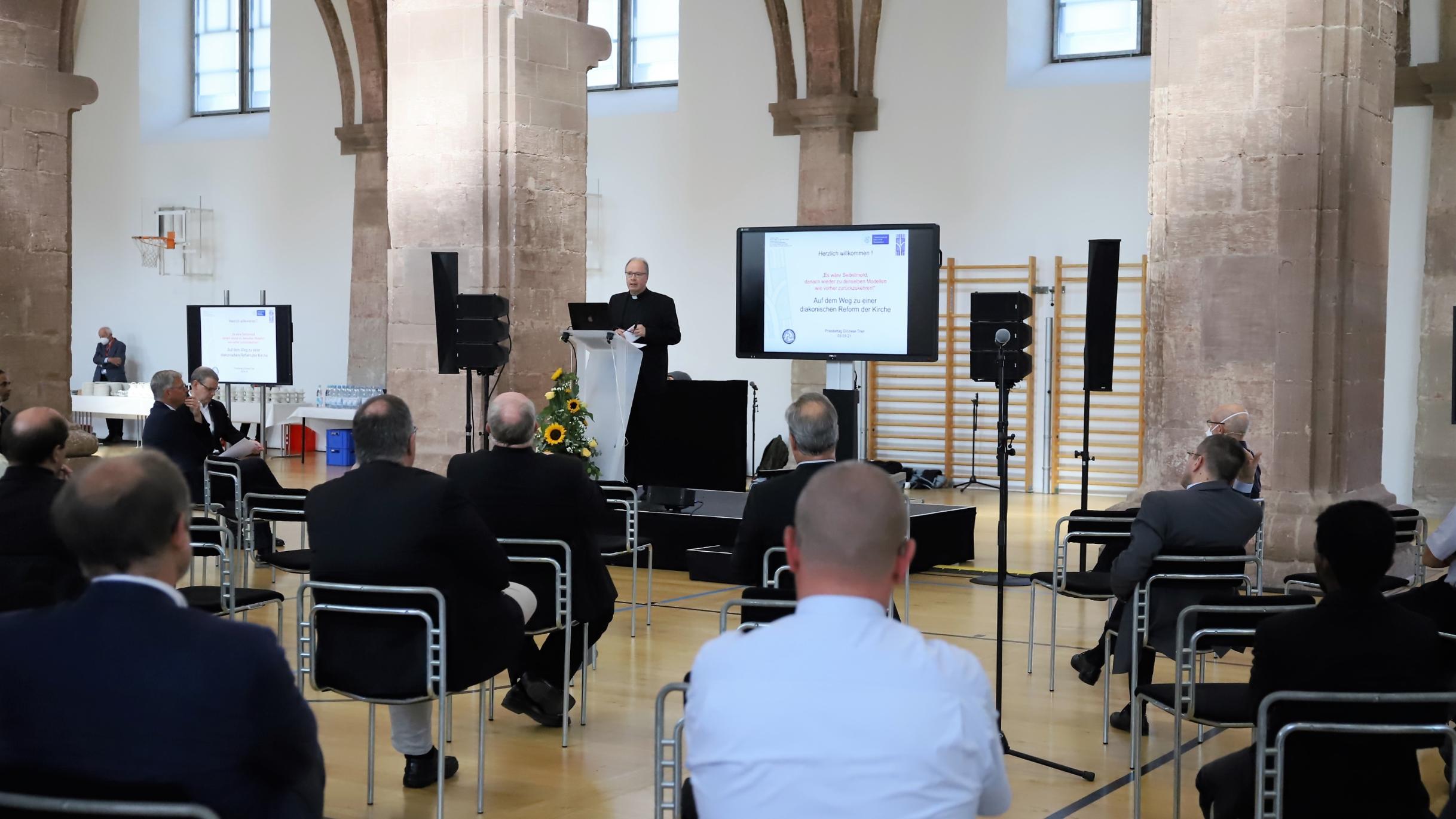 Über 100 Priester konnte Bischof Ackermann in St. Maximin begrüßen.